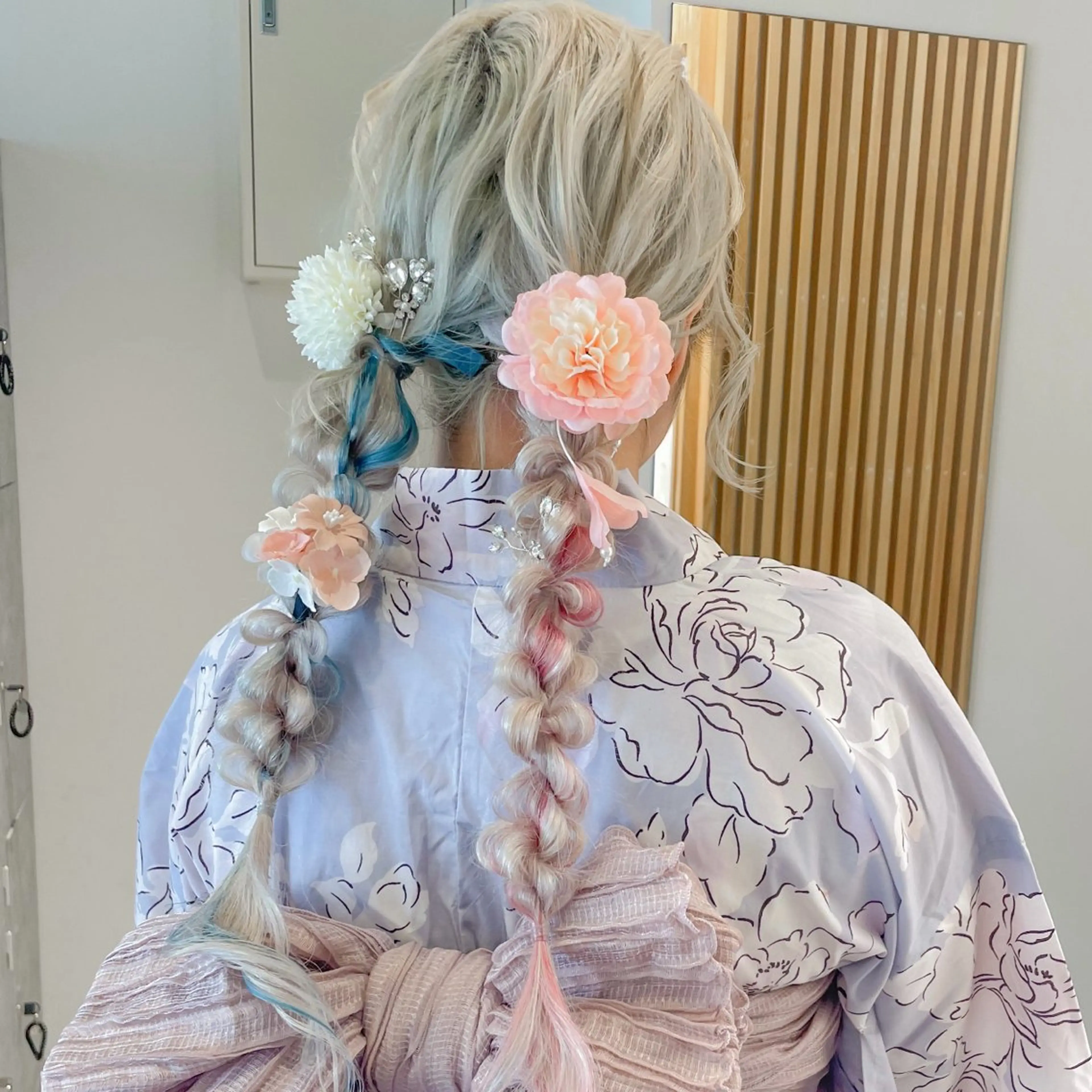 ヘアアレンジ ツインテール 浴衣 ダブルカラー,透け カラーHINARIのヘアスタイル