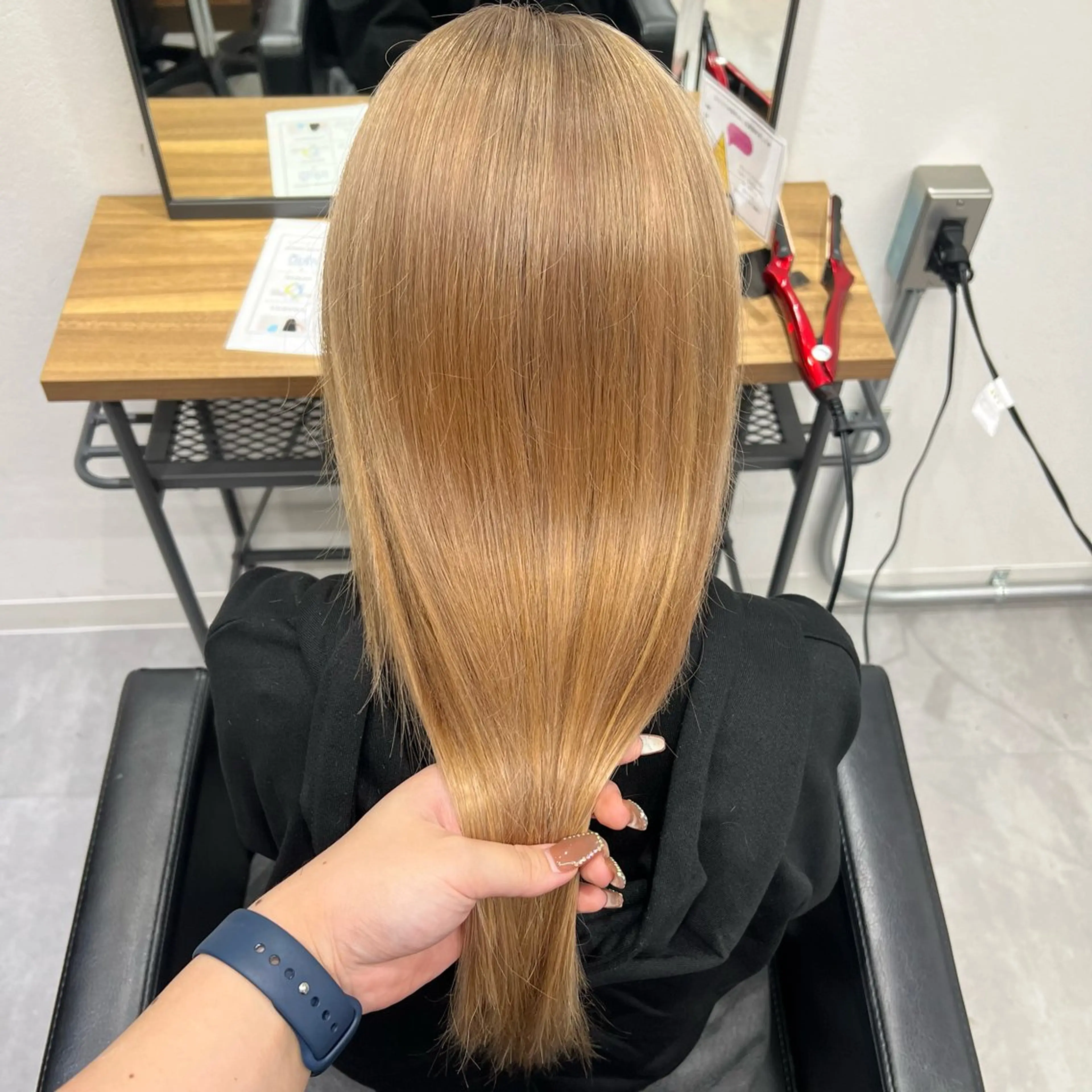 ロング カラー シールエクステ ベージュカラー ブリーチ ハイトーンカラー ハイトーンベージュ ショート/ウルフ カットモデル募集のヘアスタイル