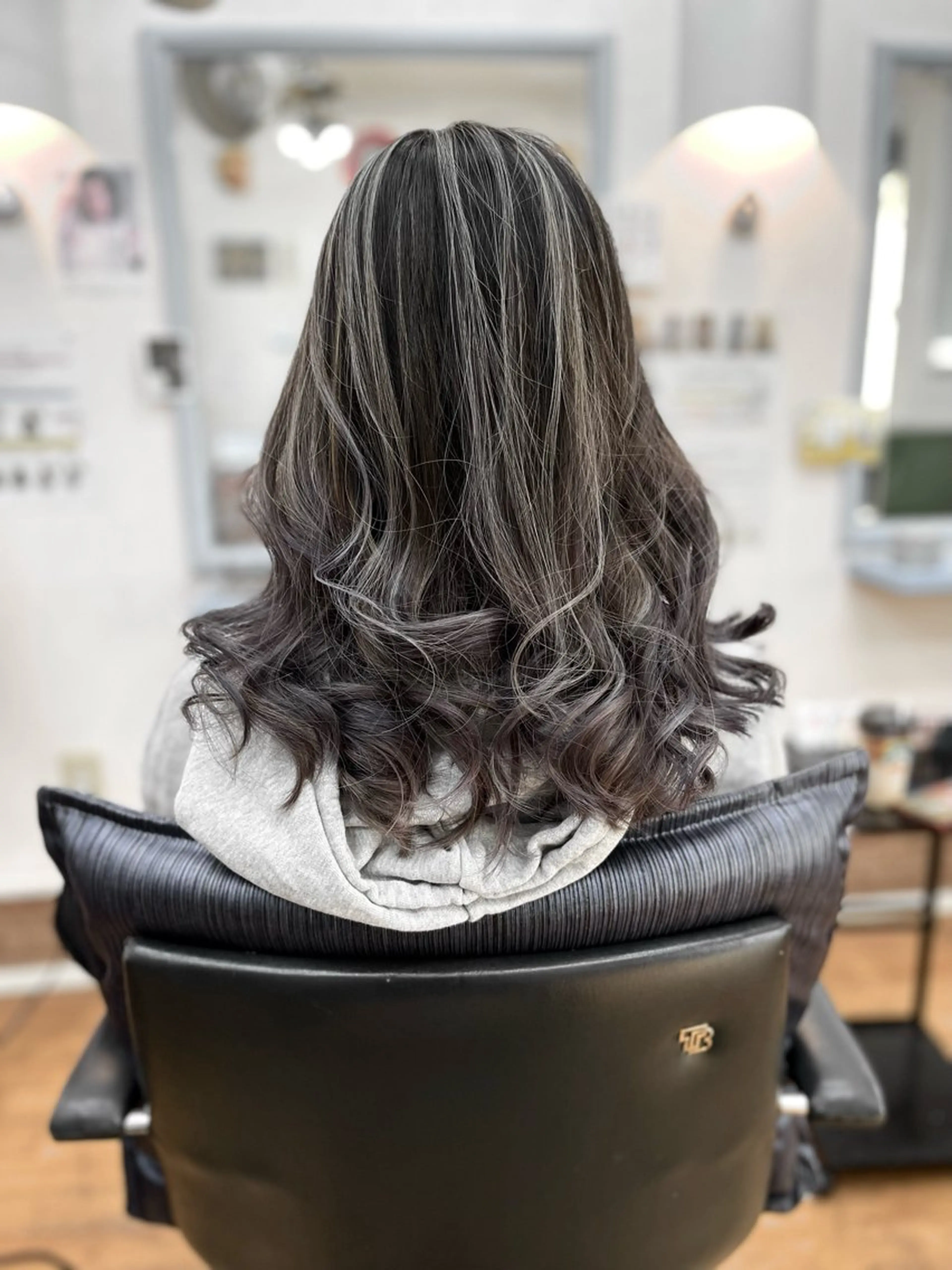 セミロング カラー ヘアアレンジ バレイヤージュ レイヤーカット ヘアカラー 三輪 太一のヘアスタイル
