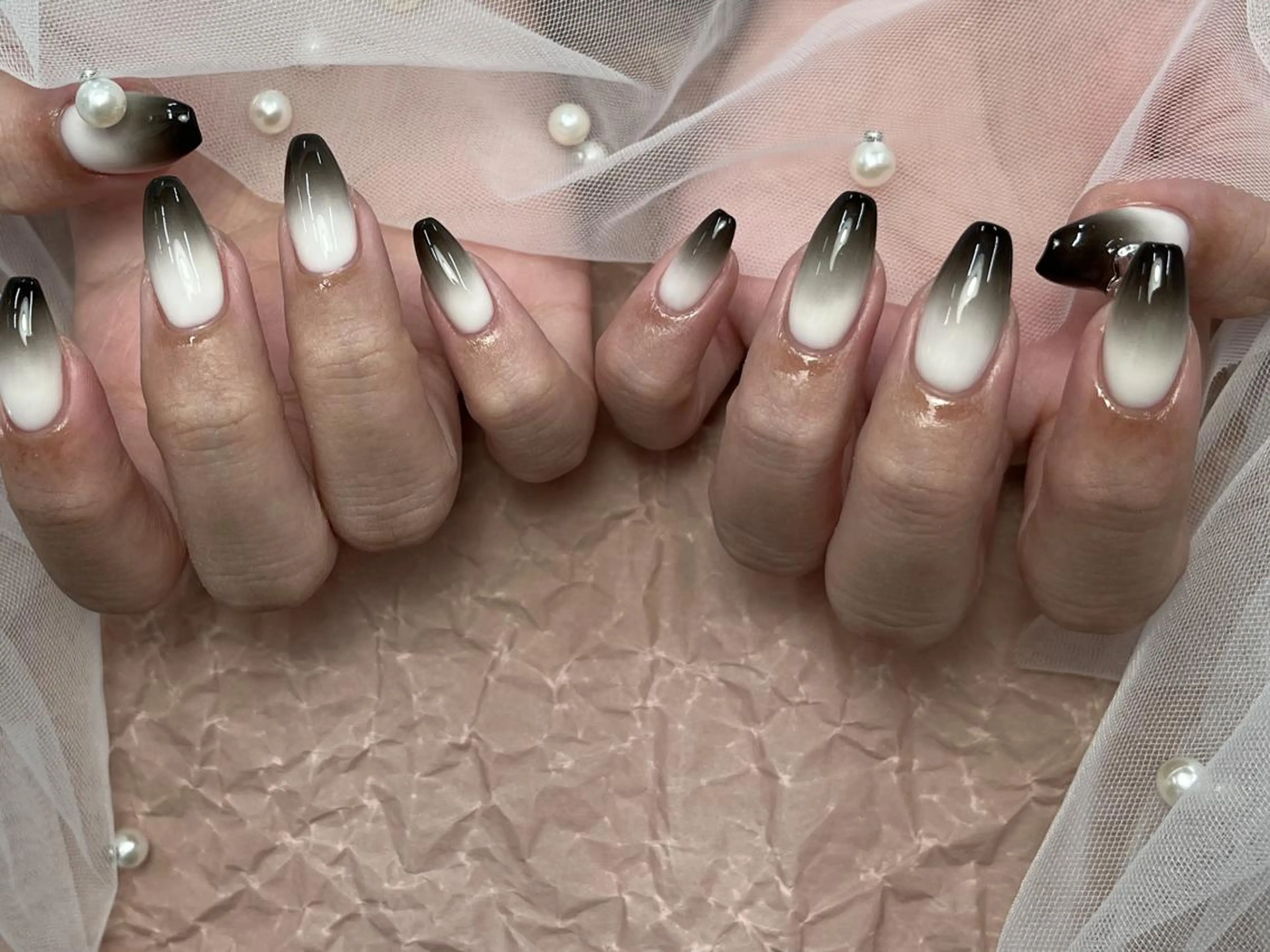 ネイル ゴージャス グラデーション シンプルネイル ストーンネイル ホワイト ハンドネイル ハンドケア ToliyDeliy Nail Salonのネイルデザイン