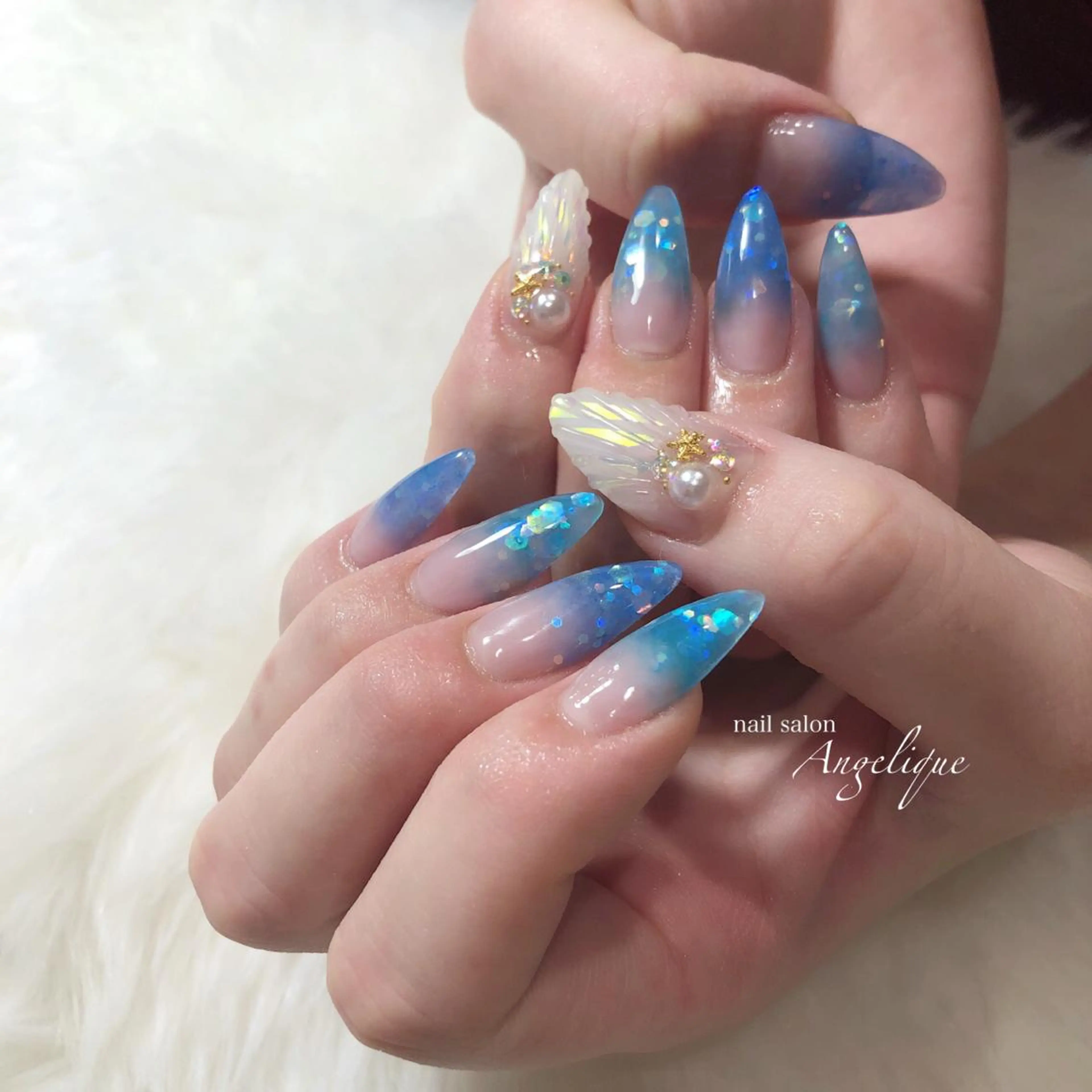 ミディアム ネイル ブルー ホワイト Angelique所属・Nail salon Angeliqueのネイルデザイン