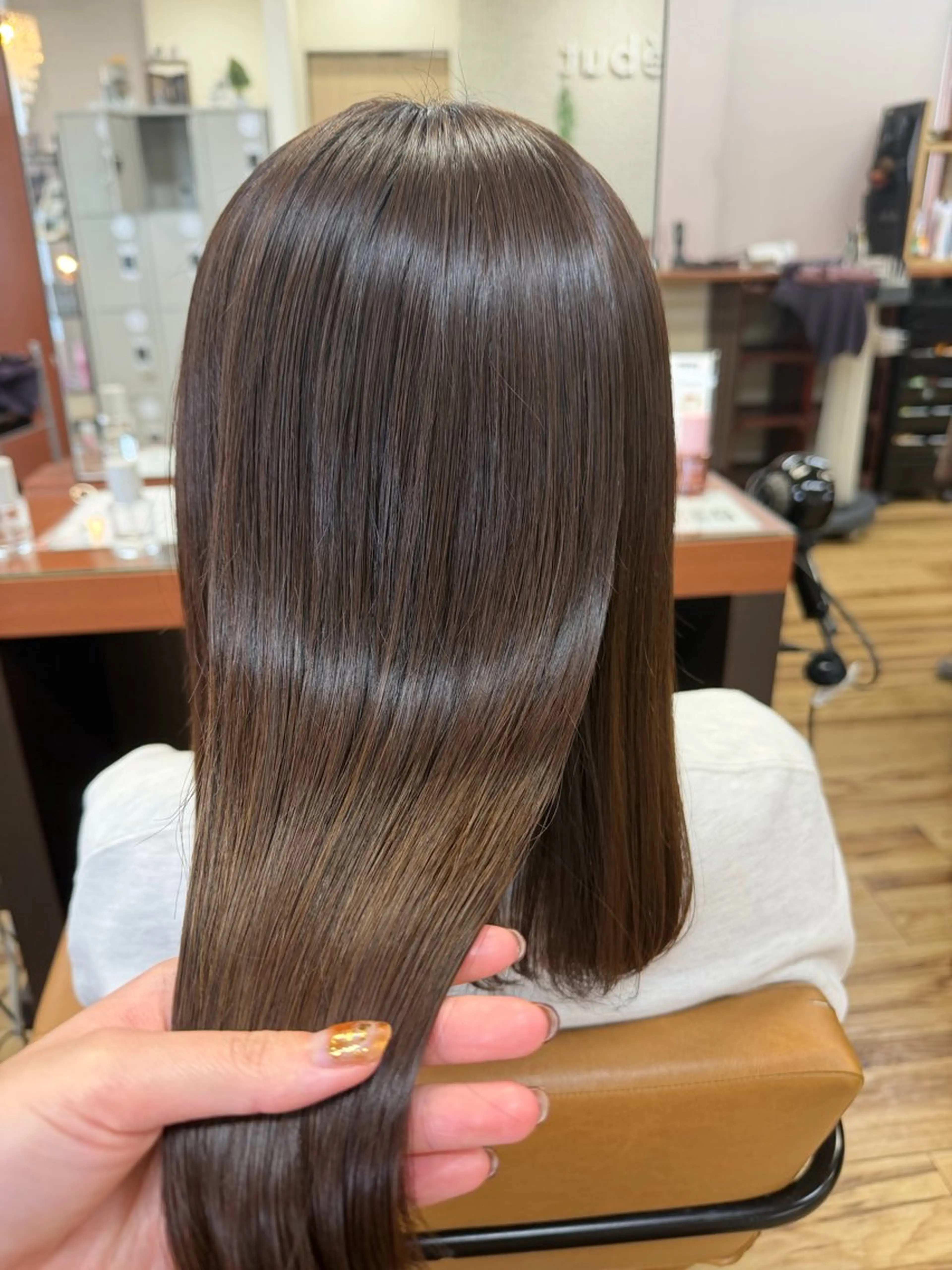 ミディアム 榮 百合香のヘアスタイル