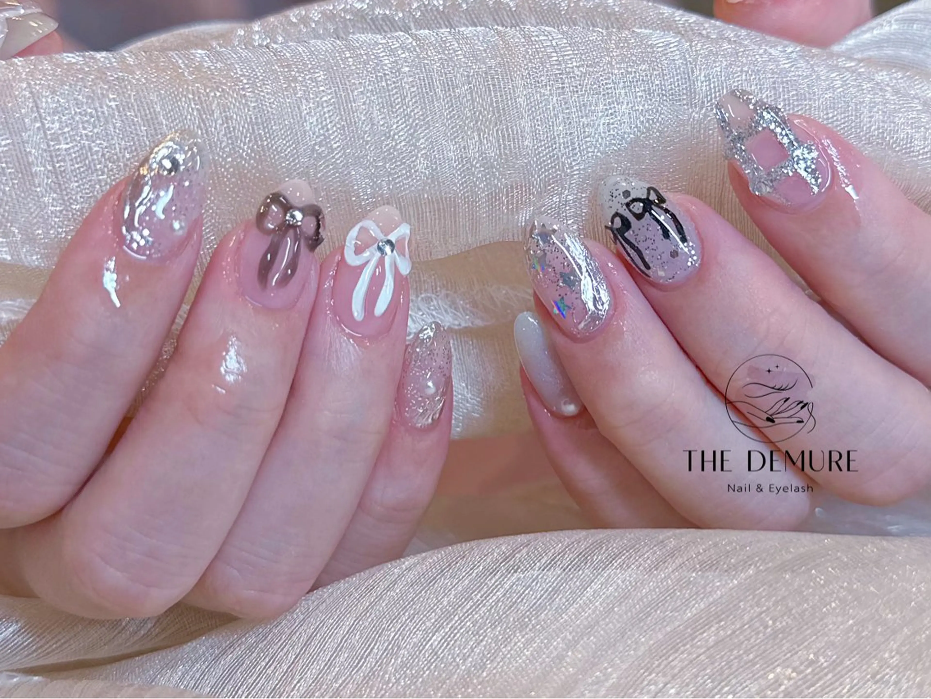 ネイル アートネイル キラキラネイル 韓国ネイル 水色 ロングネイル ハンドネイル ハンドケア NailDemure 【銀座店】のネイルデザイン
