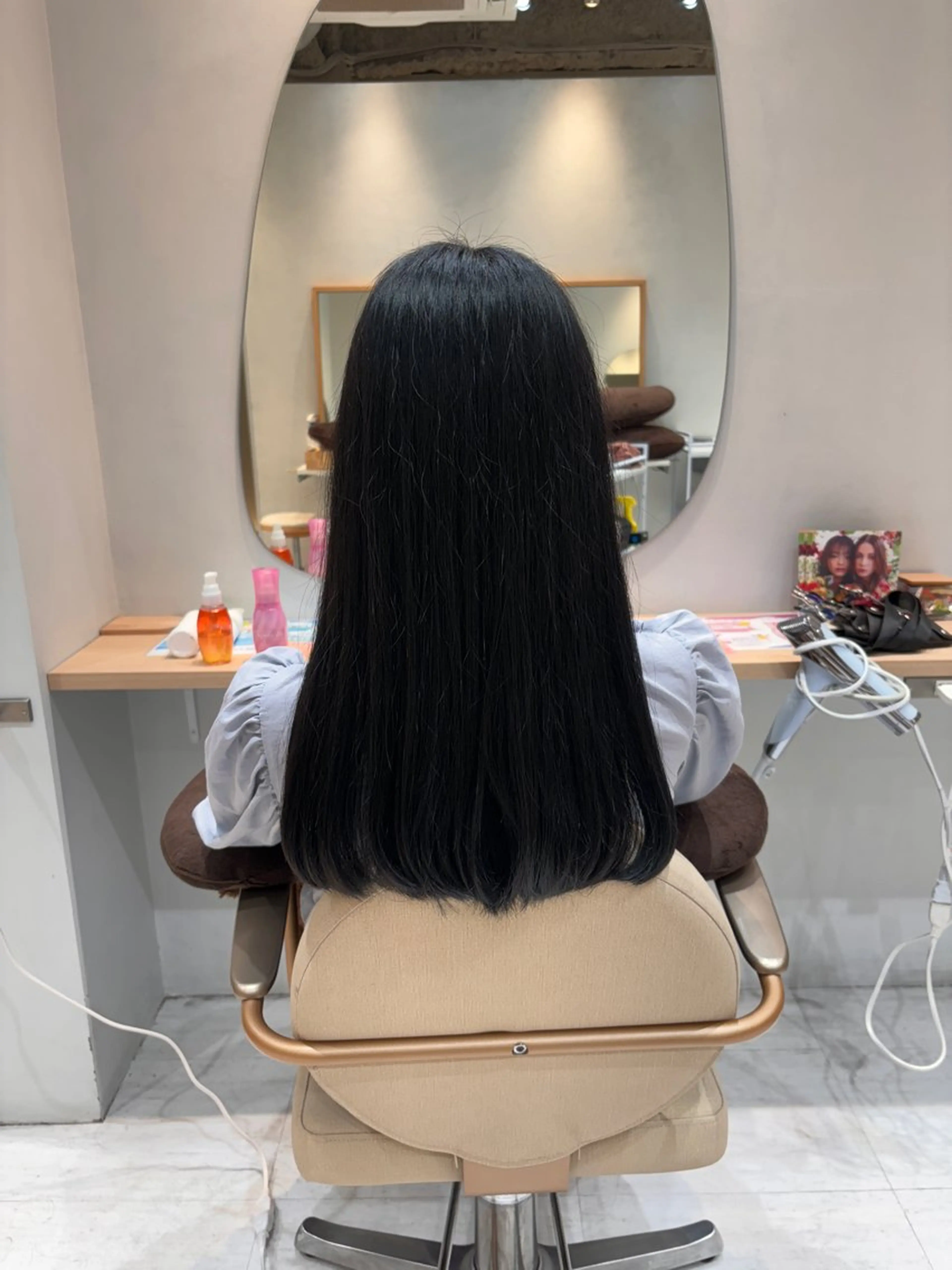 カラー 黒髪 ブルーカラー ブルーブラック 小林 琉花のヘアスタイル