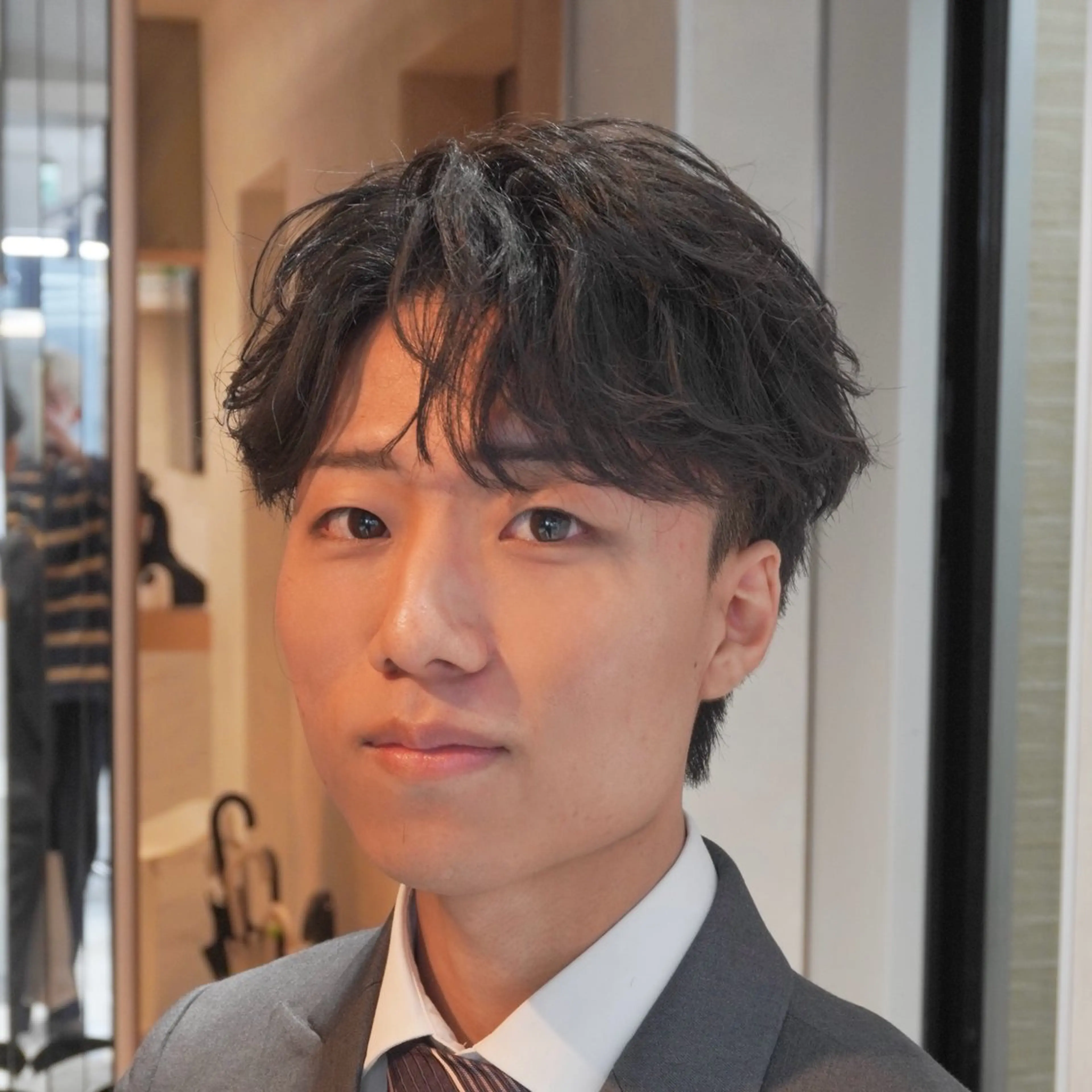 パーマ メンズ メンズブリーチ センターパート フェザーパーマ カルマパーマ メンズパーマ カット パーマ HIKARI メンズ満足度No.1のヘアスタイル