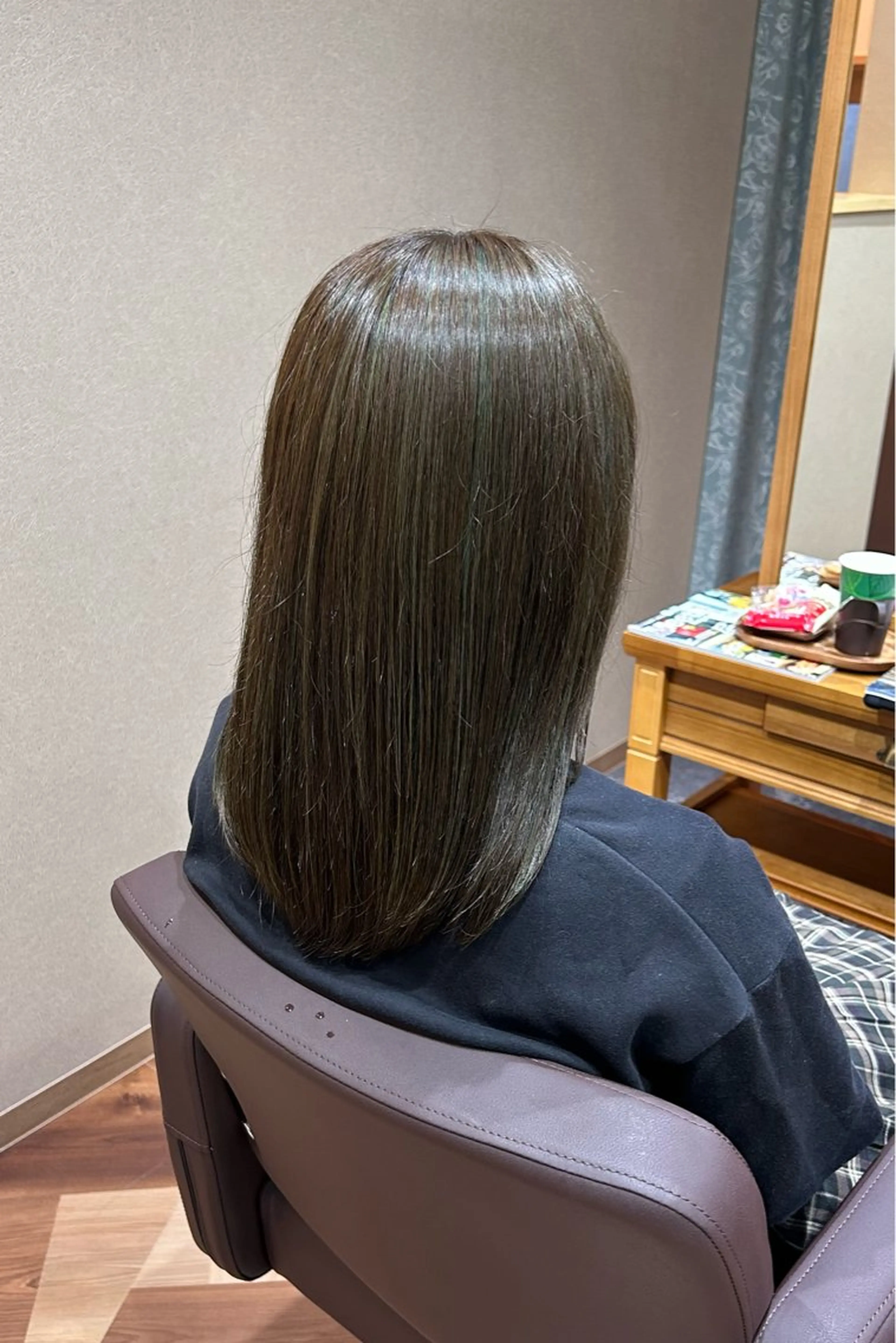 セミロング カラー ハイライトカラー オリーブカラー ハイライト 原田 歩実のヘアスタイル