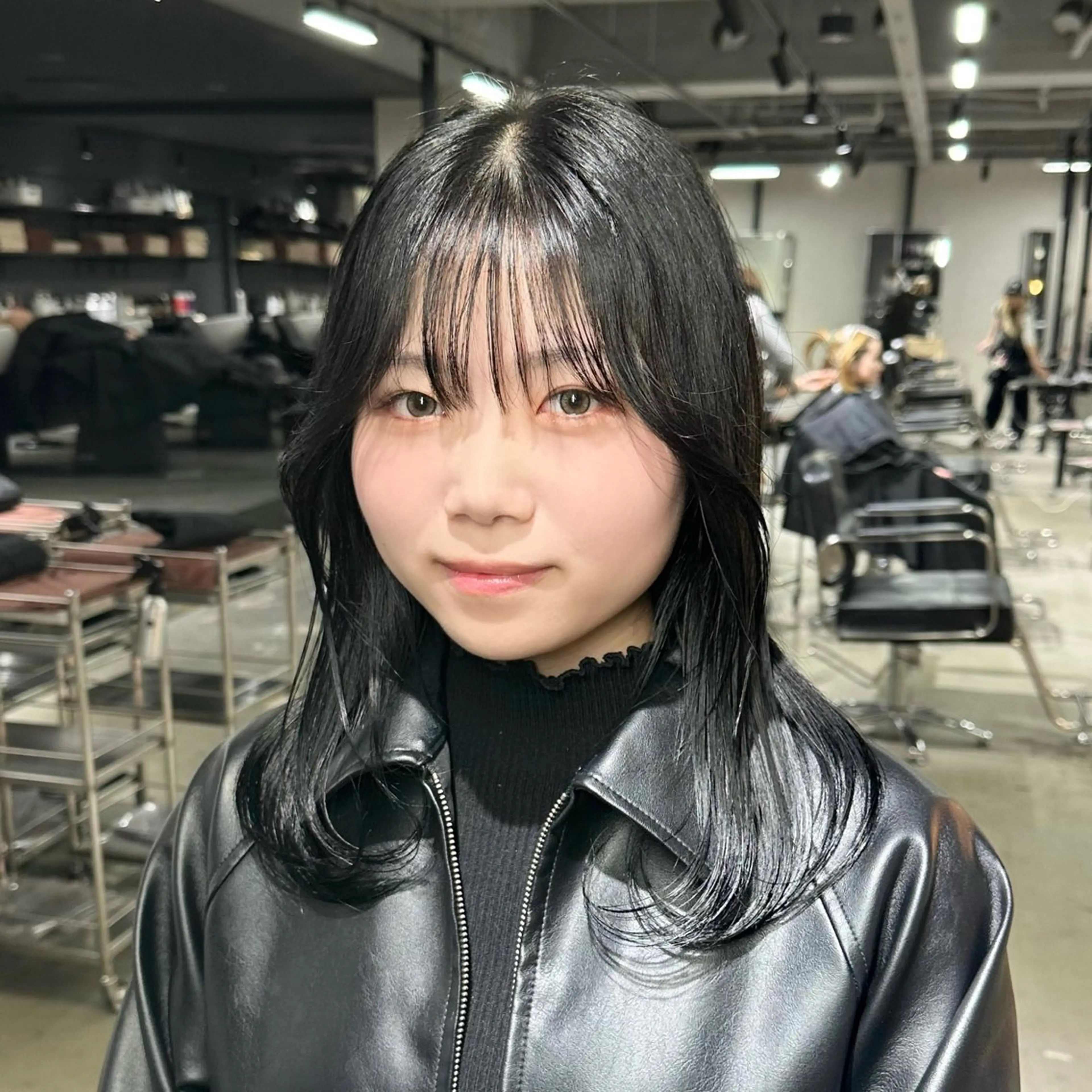 ミディアム ケアカラー ボブ 髪質改善 レイヤーカット トリートメント カット ヘアカラー トリートメント 韓国レイヤ ー支持No.1renのヘアスタイル