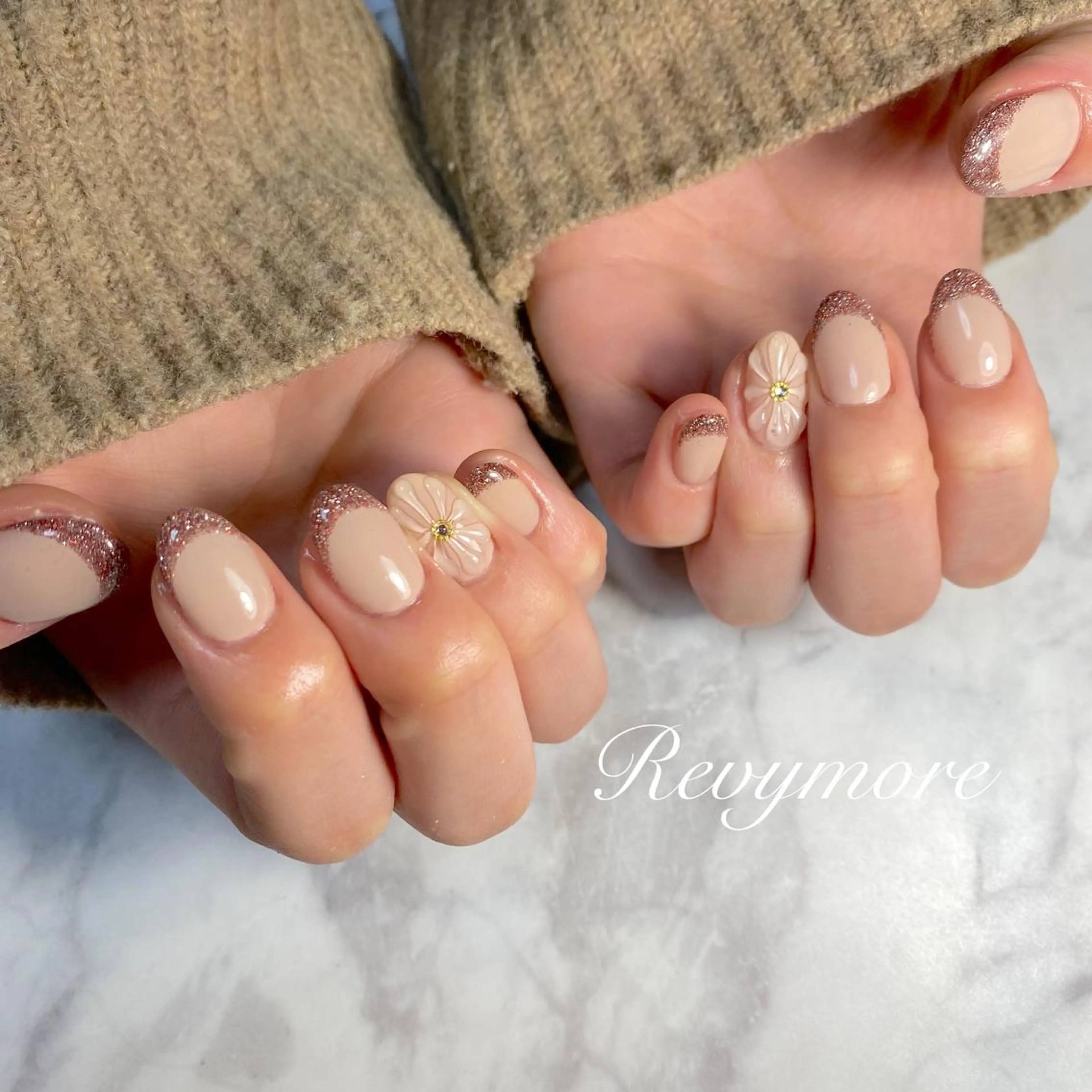 ミディアム ネイル 韓国風ヘア フラッシュネイル フラワーネイル フレンチネイル ジェルネイル nail salon Revymoreのネイルデザイン