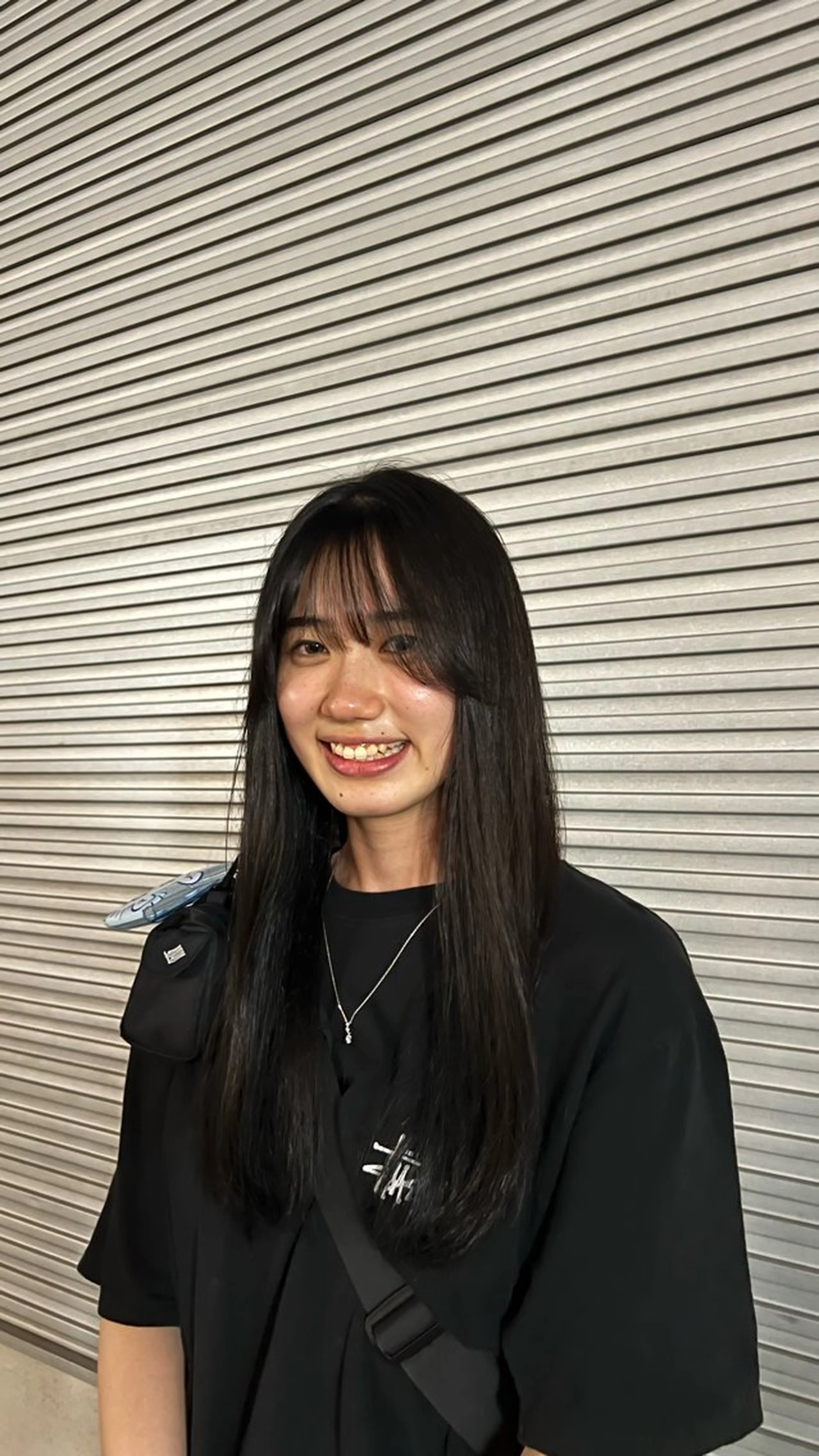 ロング momb 折戸結菜のヘアスタイル