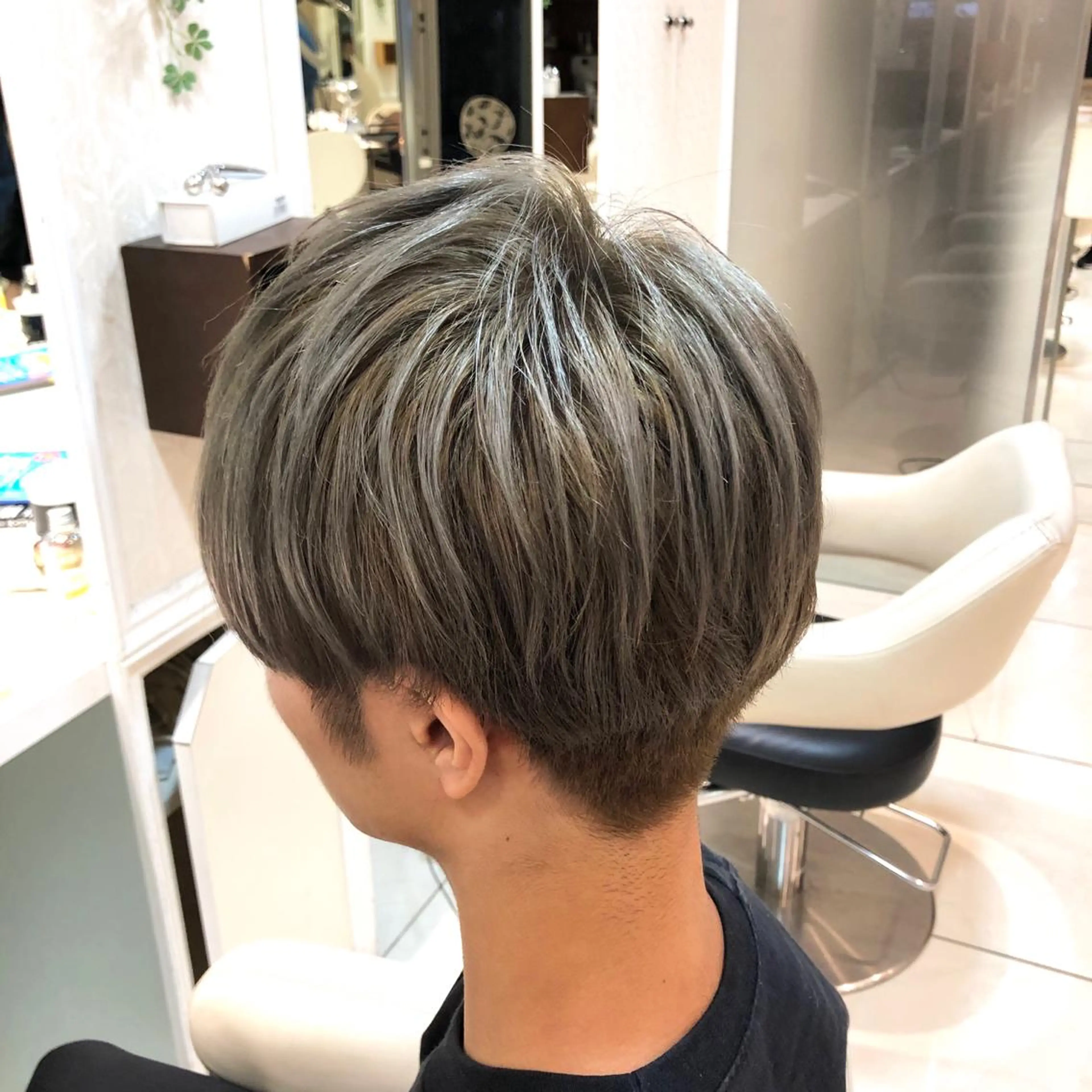 ショート カラー グレージュ 🌈ぷる艶カラー🌈 髪質改善👑柳沼尚貴のヘアスタイル