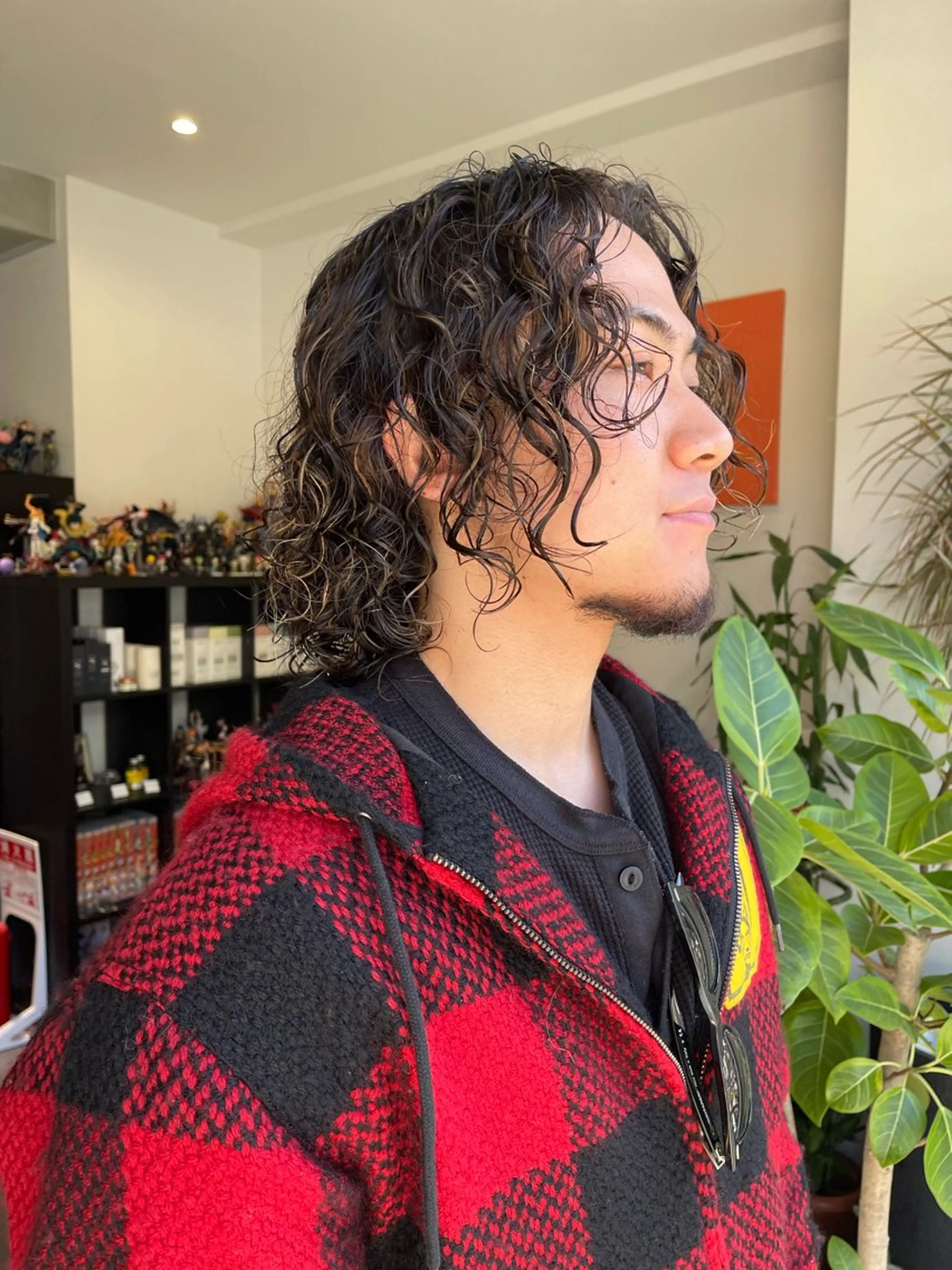 セミロング メンズ メンズパーマ メンズスパイラルパーマ セミロングパーマ カット パーマ アトム/ウルフ パーマ/レイヤーのヘアスタイル