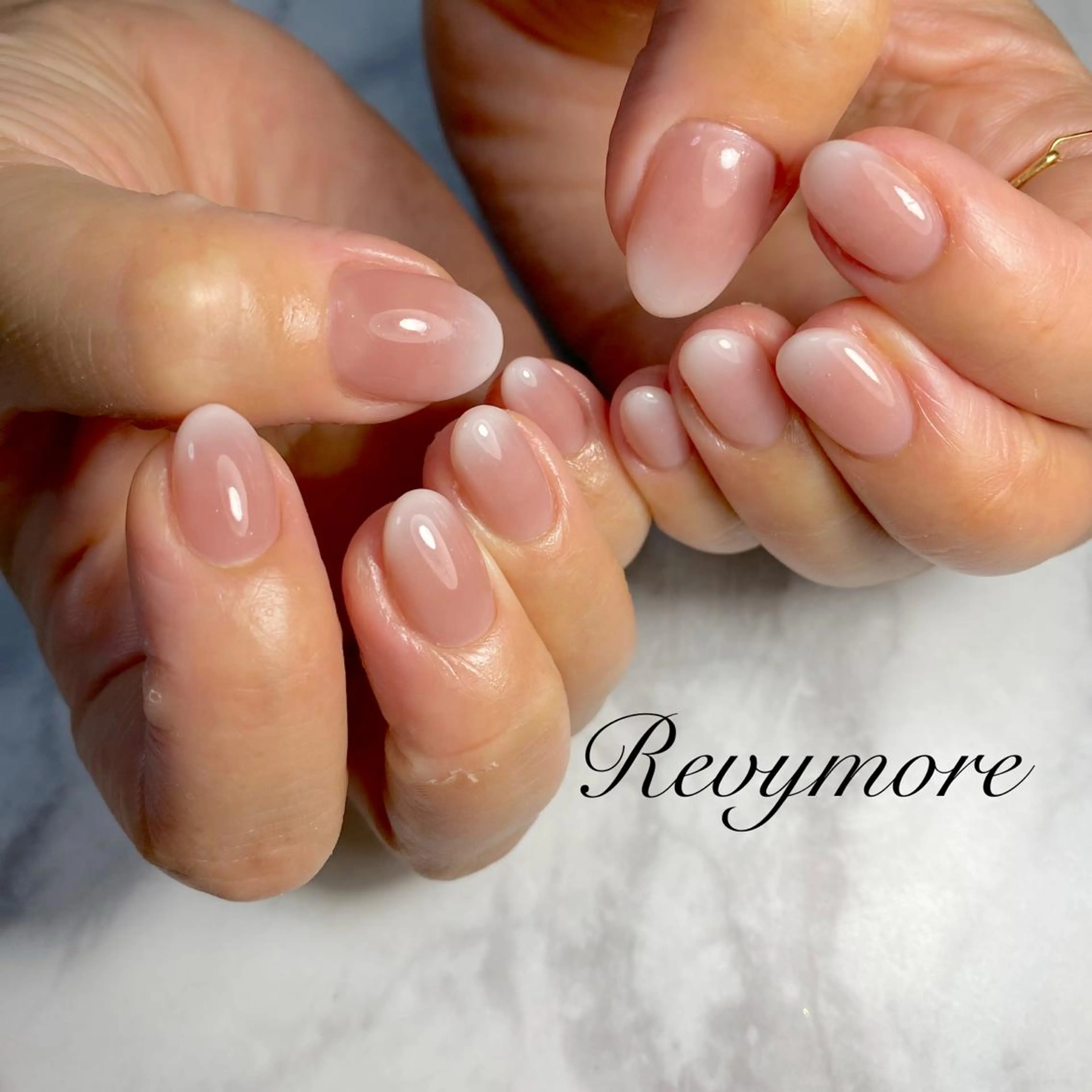 ミディアム ネイル 韓国風ヘア ジェルネイル キラキラネイル 韓国ネイル ニュアンスネイル nail salon Revymoreのネイルデザイン