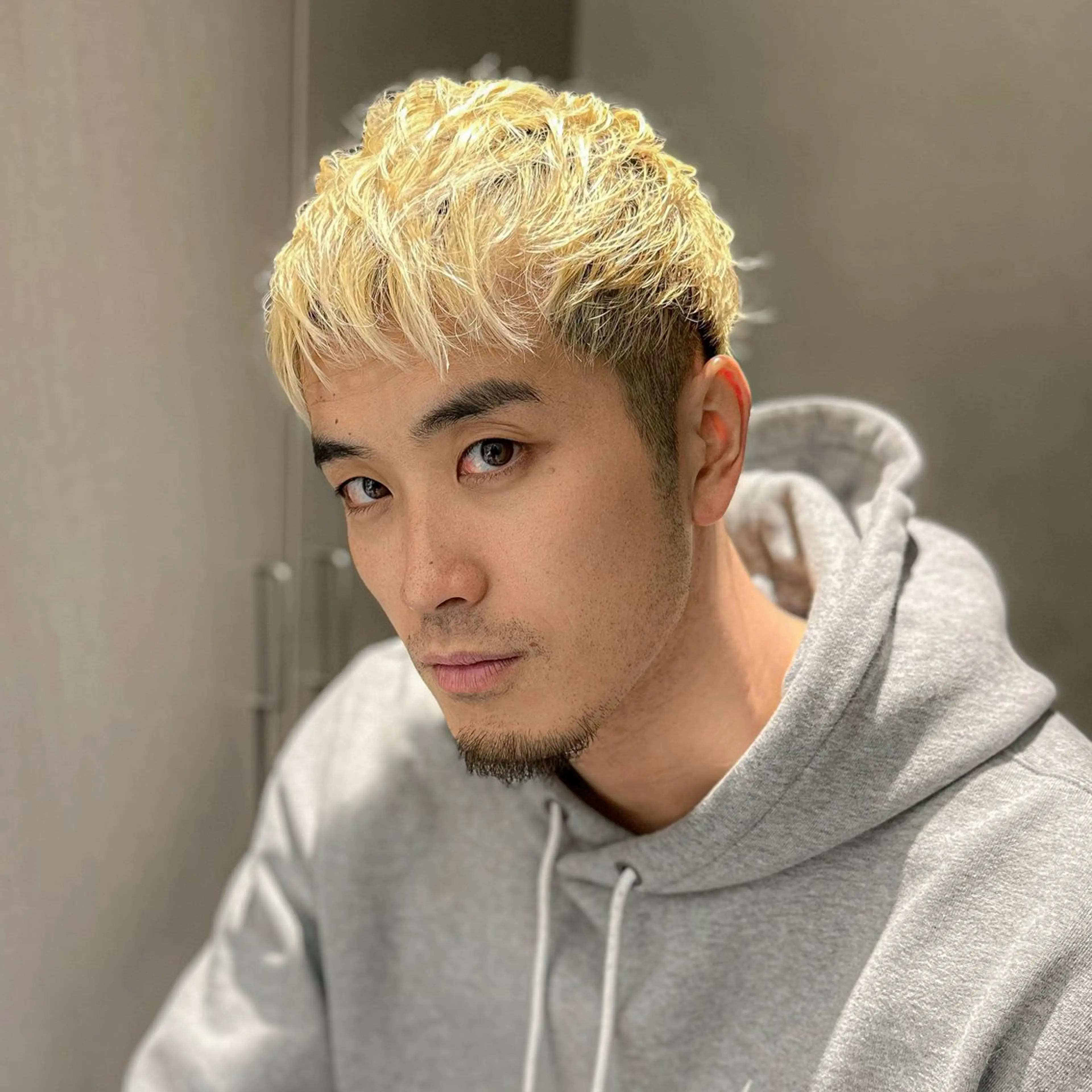 ショート カラー メンズ アップバング ダウンパーマ メンズハイトーン メンズパーマ スパイキーショート 朝楽メンズパーマ 🥇メンズカット吉田のヘアスタイル