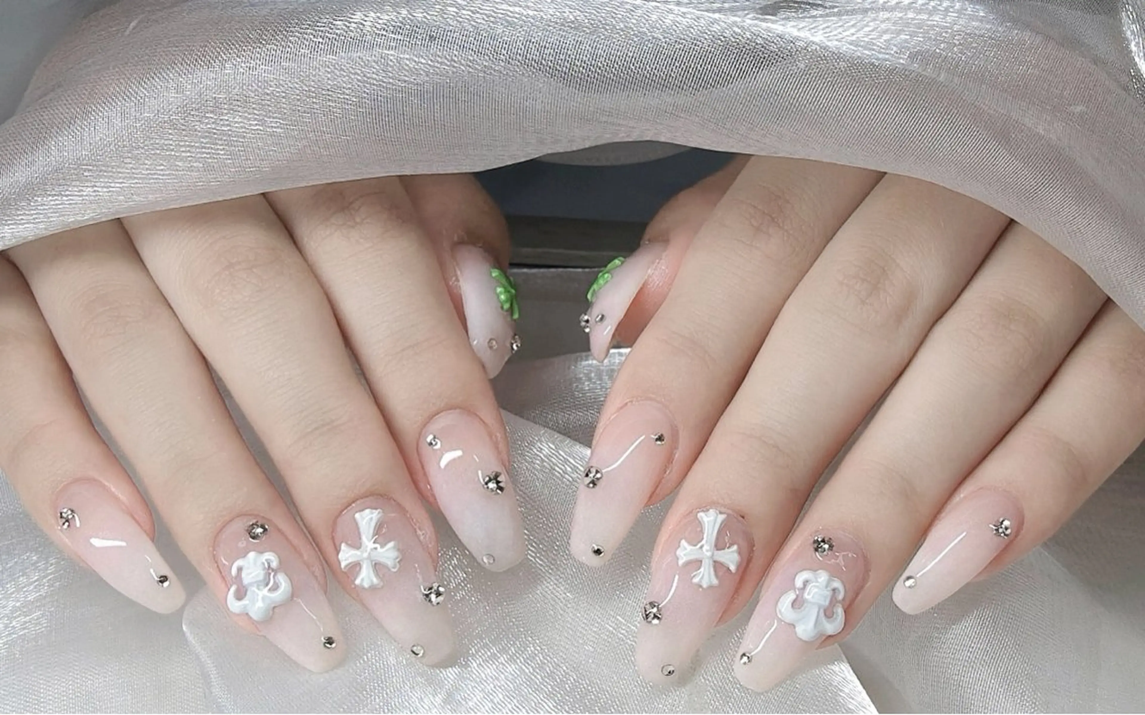 ネイル アートネイル オーロラネイル ガーリー キラキラネイル 韓国ネイル ハンドネイル Mio NailsalonUのネイルデザイン