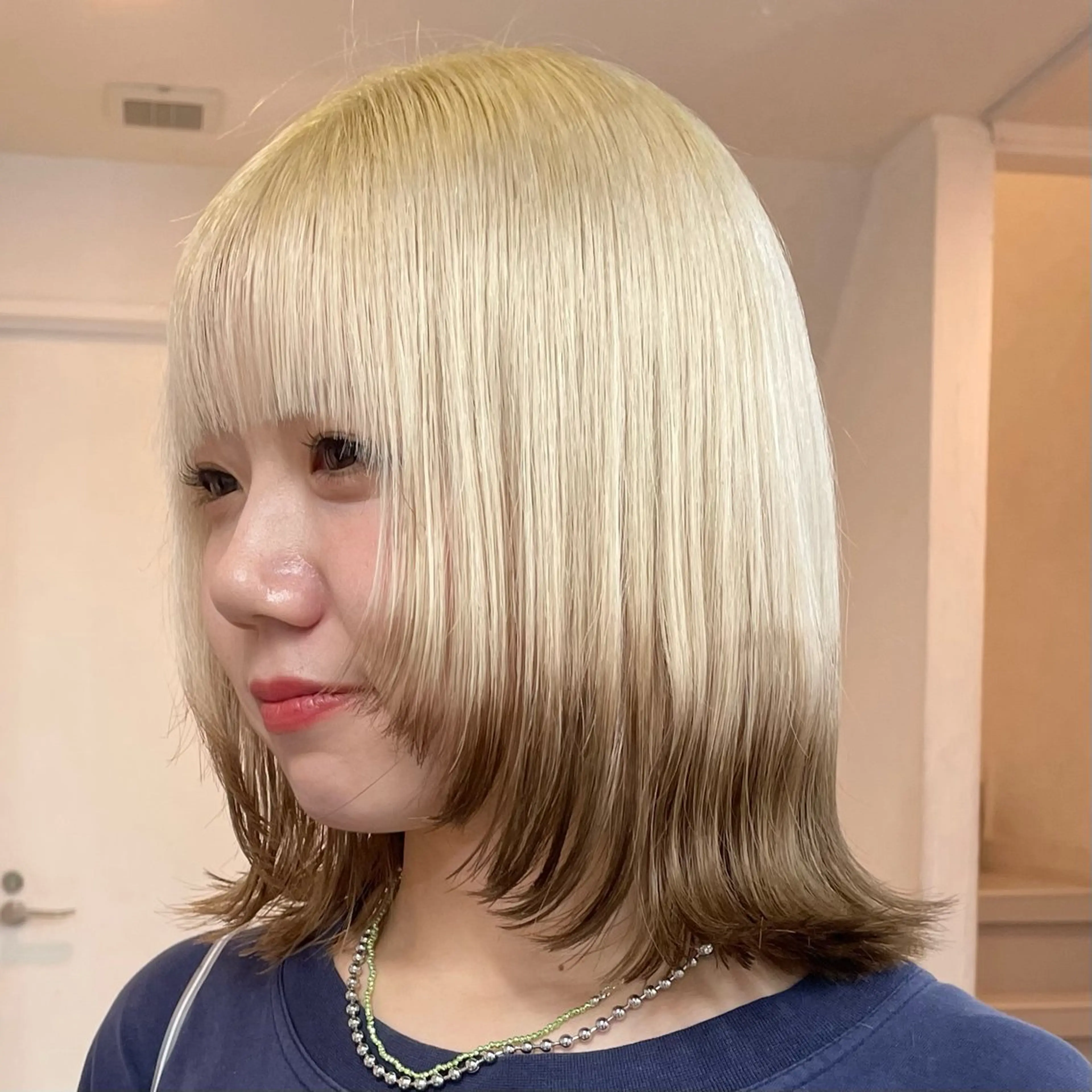 ミディアム カラー ブロンド ホワイトブロンド 顔まわりレイヤー レイヤーカット カット ヘアカラー トリートメント ヘアセット ハイトーン×レイヤー ／遠藤将太のヘアスタイル