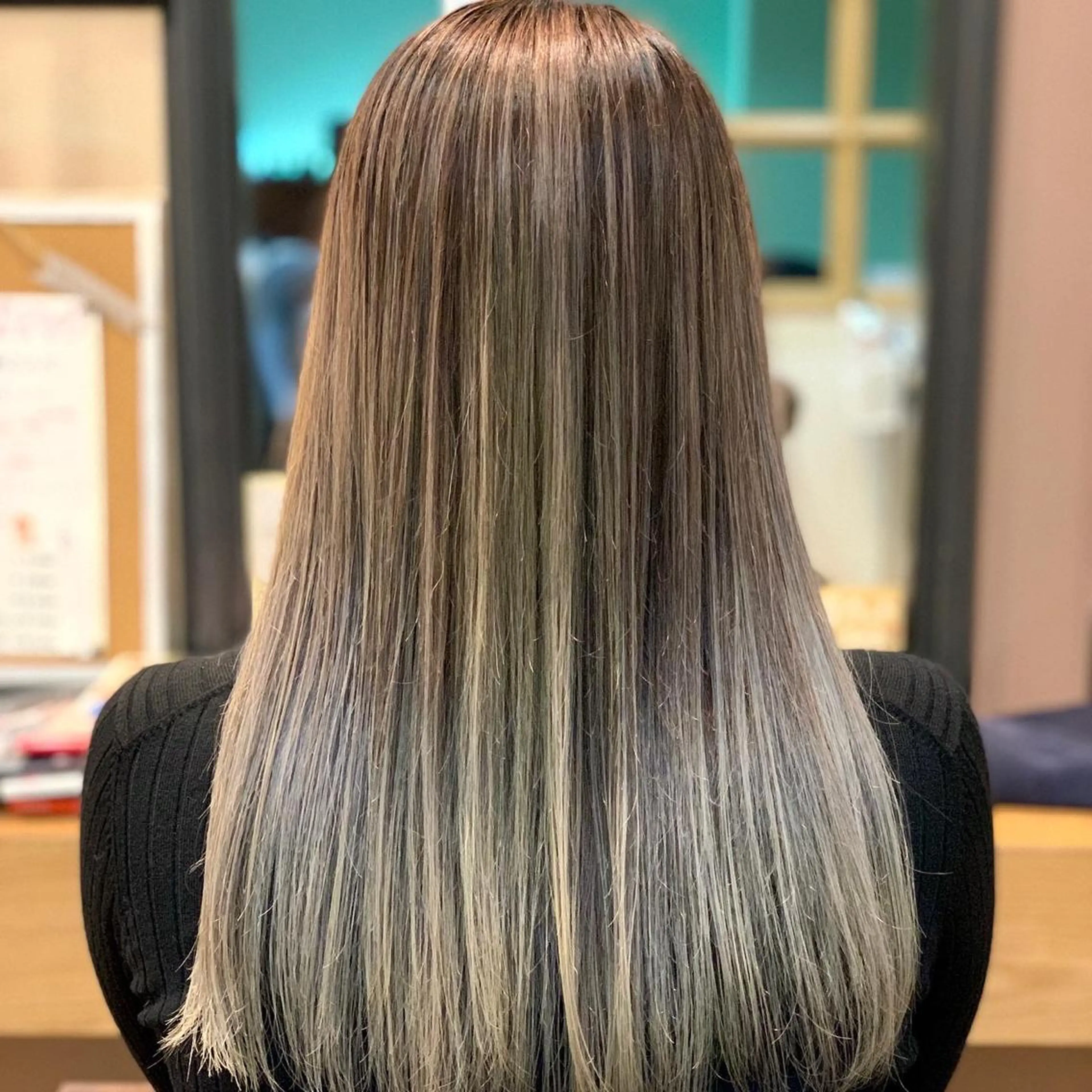 ロング カラー アッシュ アッシュグレー バレイヤージュ ブリーチ レイヤーカット カット ヘアカラー トリートメント 廣瀬 智志のヘアスタイル