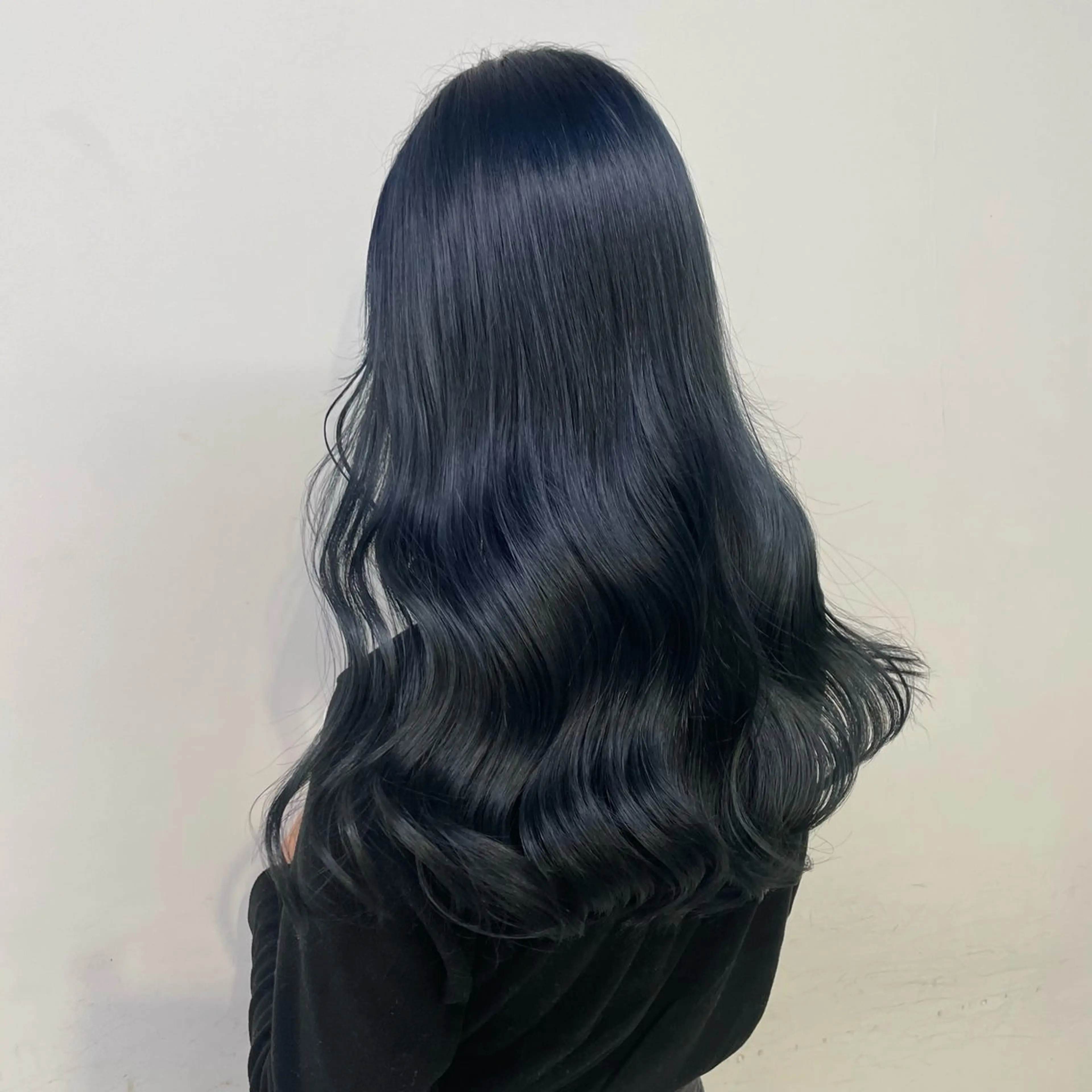 ロング カラー 黒髪 ブリーチ ブルーカラー ブルーブラック 透明感カラー ヘアカラー 💙ハイトーン韓国風 色白ヘア💙manaのヘアスタイル