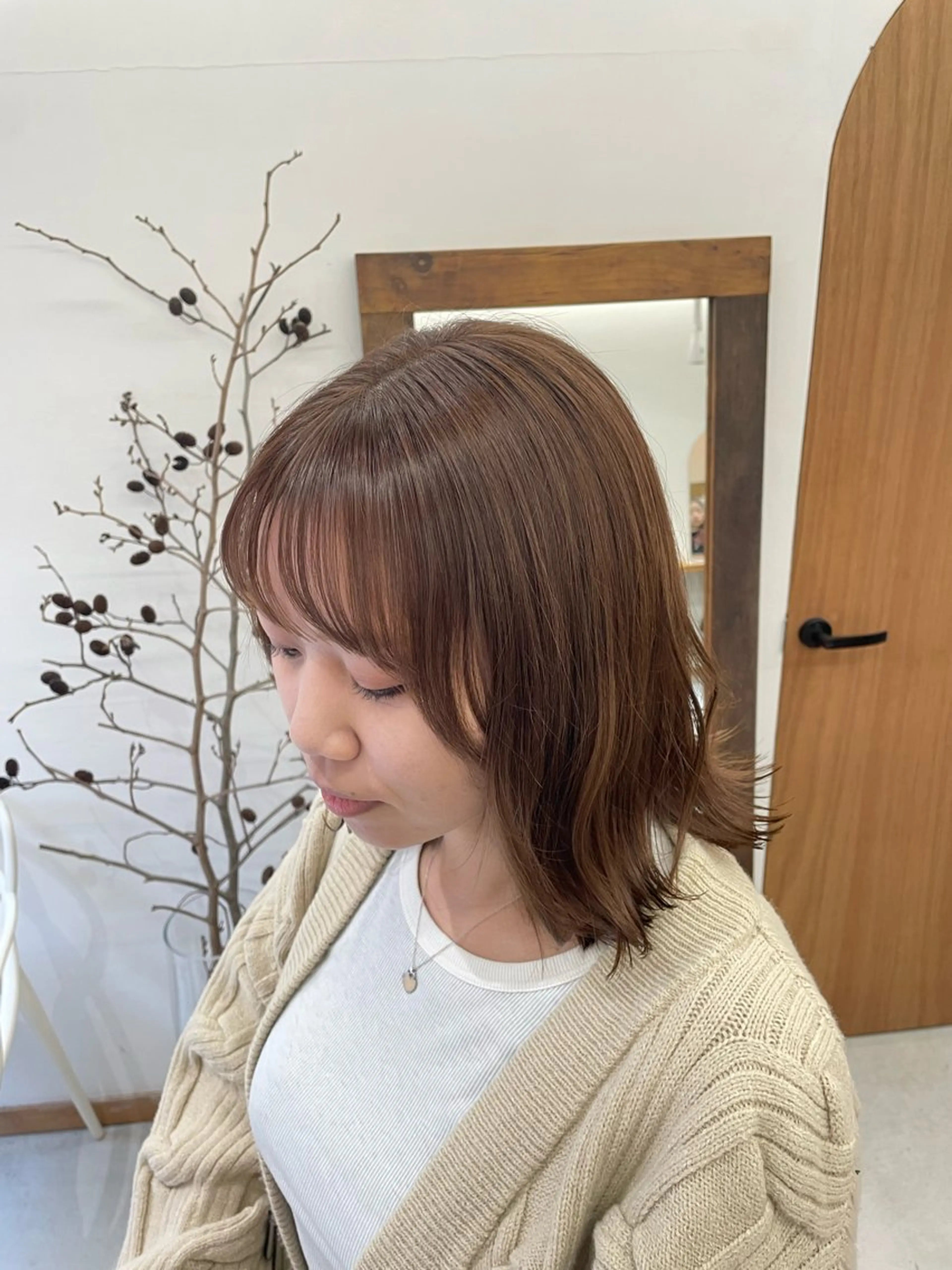 ミディアム カラー ベージュカラー ブリーチ ダブルカラー ブリーチなしカラー 顔周りカット カット ヘアカラー 慎太朗/パーマ/ボブ /センターパートのヘアスタイル