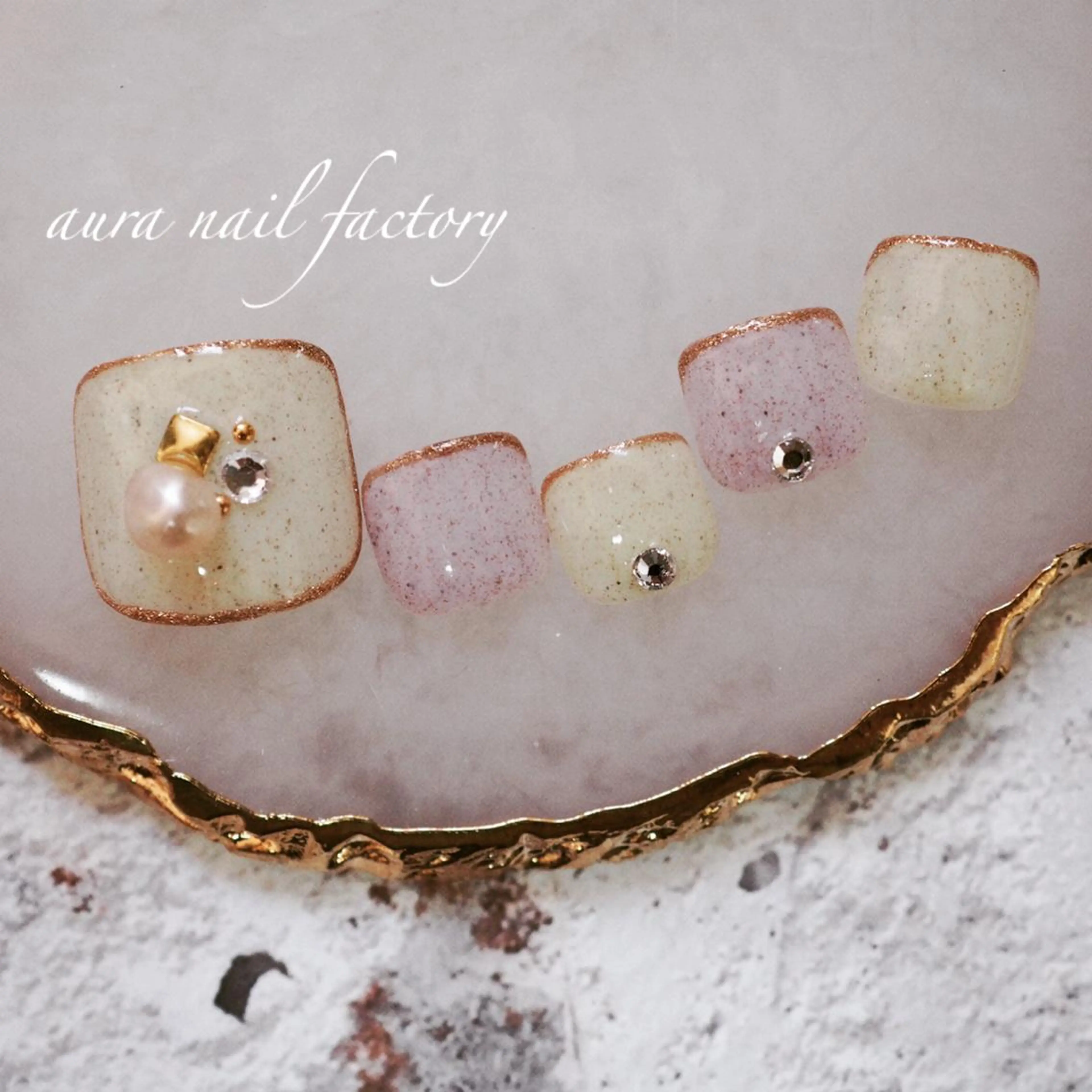 ショート カラー ネイル フットネイル ニュアンスネイル 赤色 赤羽 aura 深爪を断らない✨のネイルデザイン