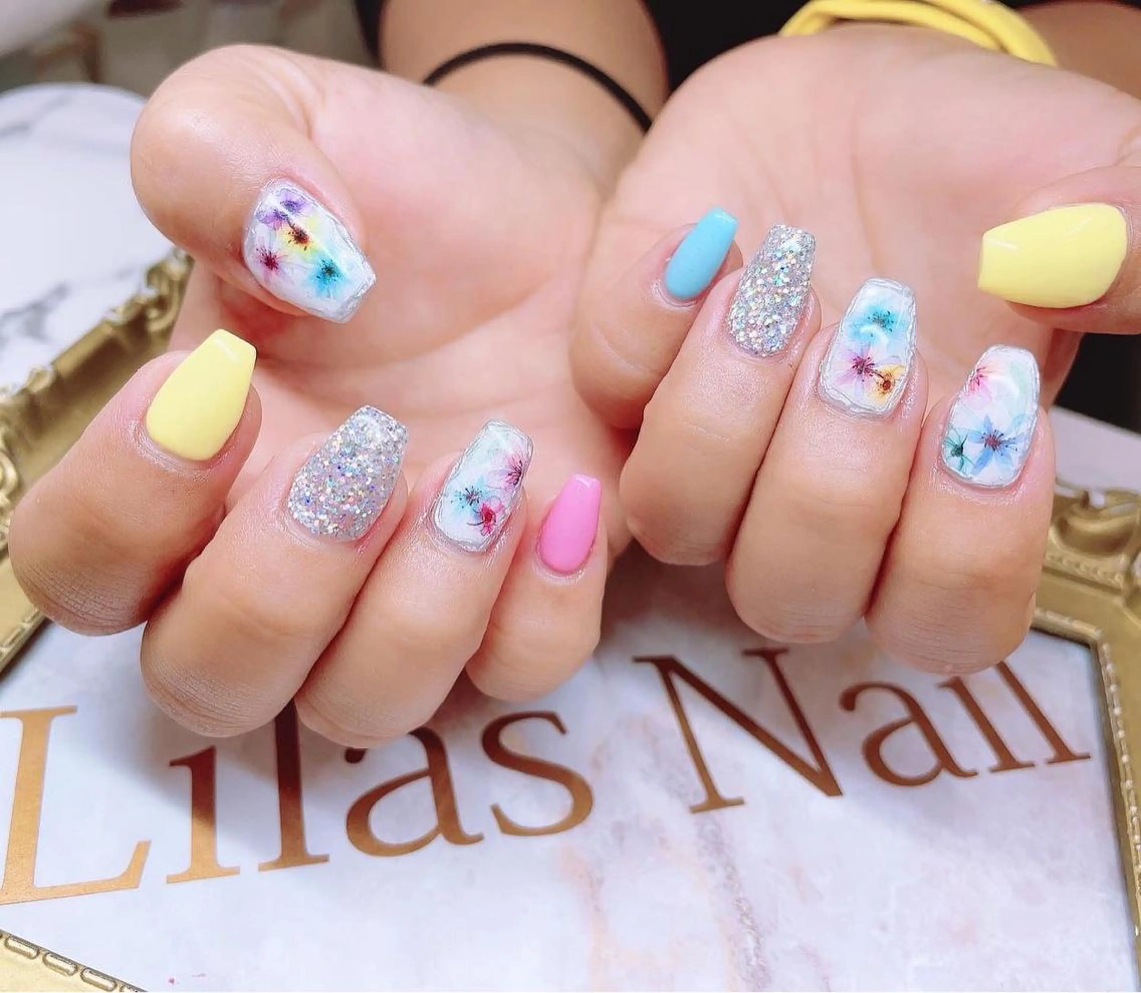ネイル フラワーネイル フレンチネイル ジェルネイル ハードジェル キラキラネイル Lilas Nailのネイルデザイン