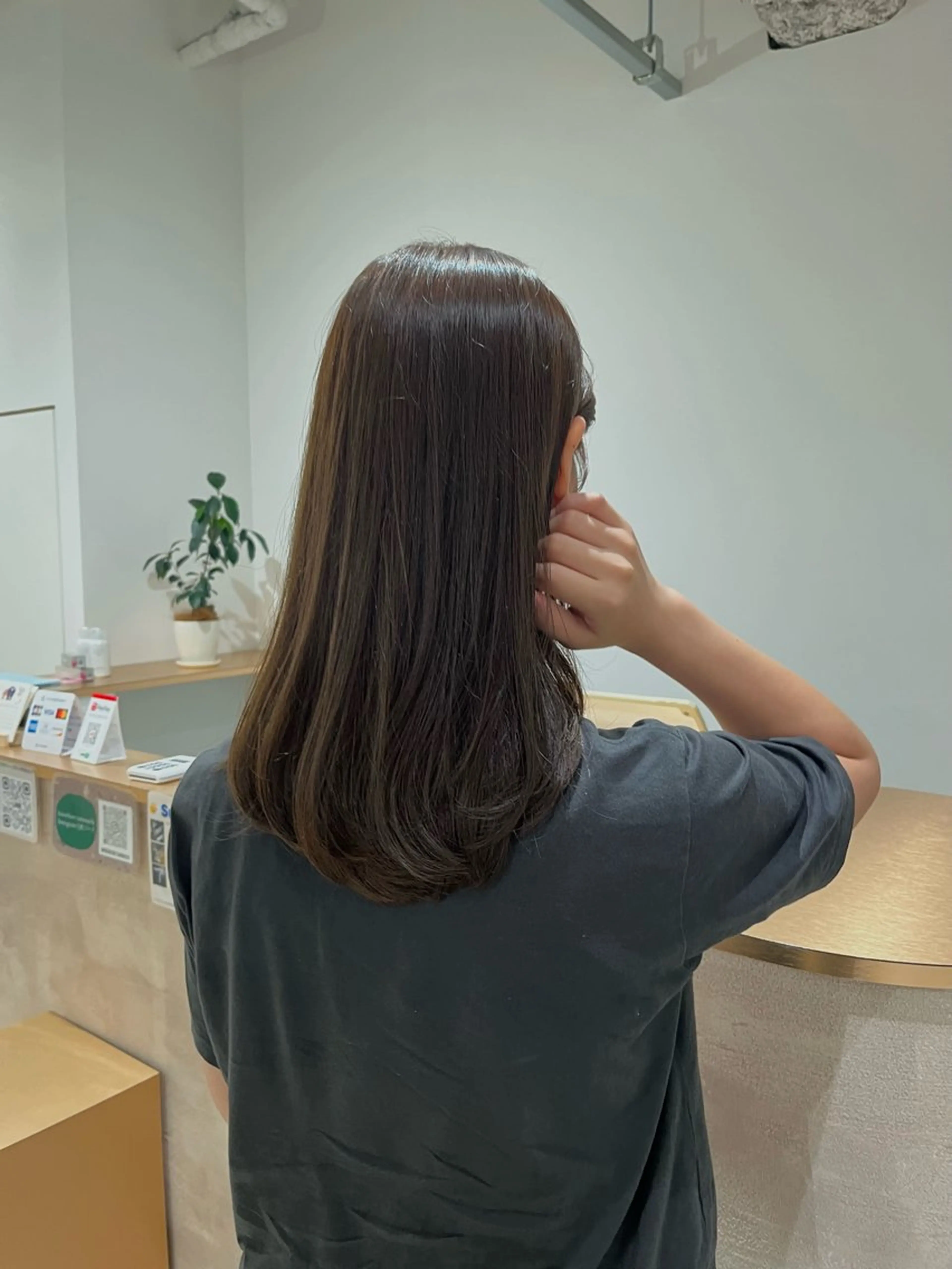 ミディアム カラー 阪本 桃のヘアスタイル