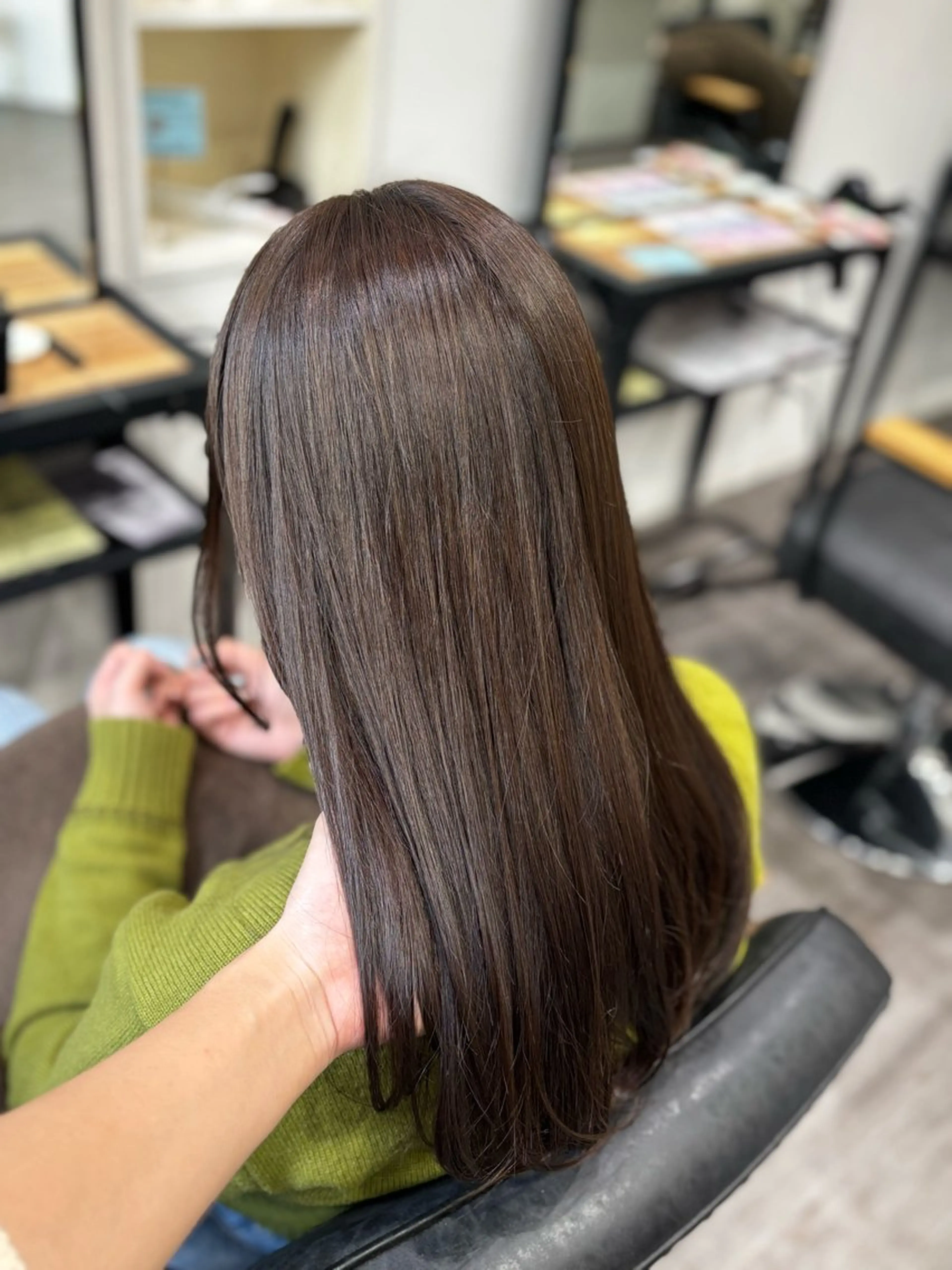 セミロング カラー ブラウンカラー 透明感カラー オリーブブラウン cocotte宜喜 弘希のヘアスタイル