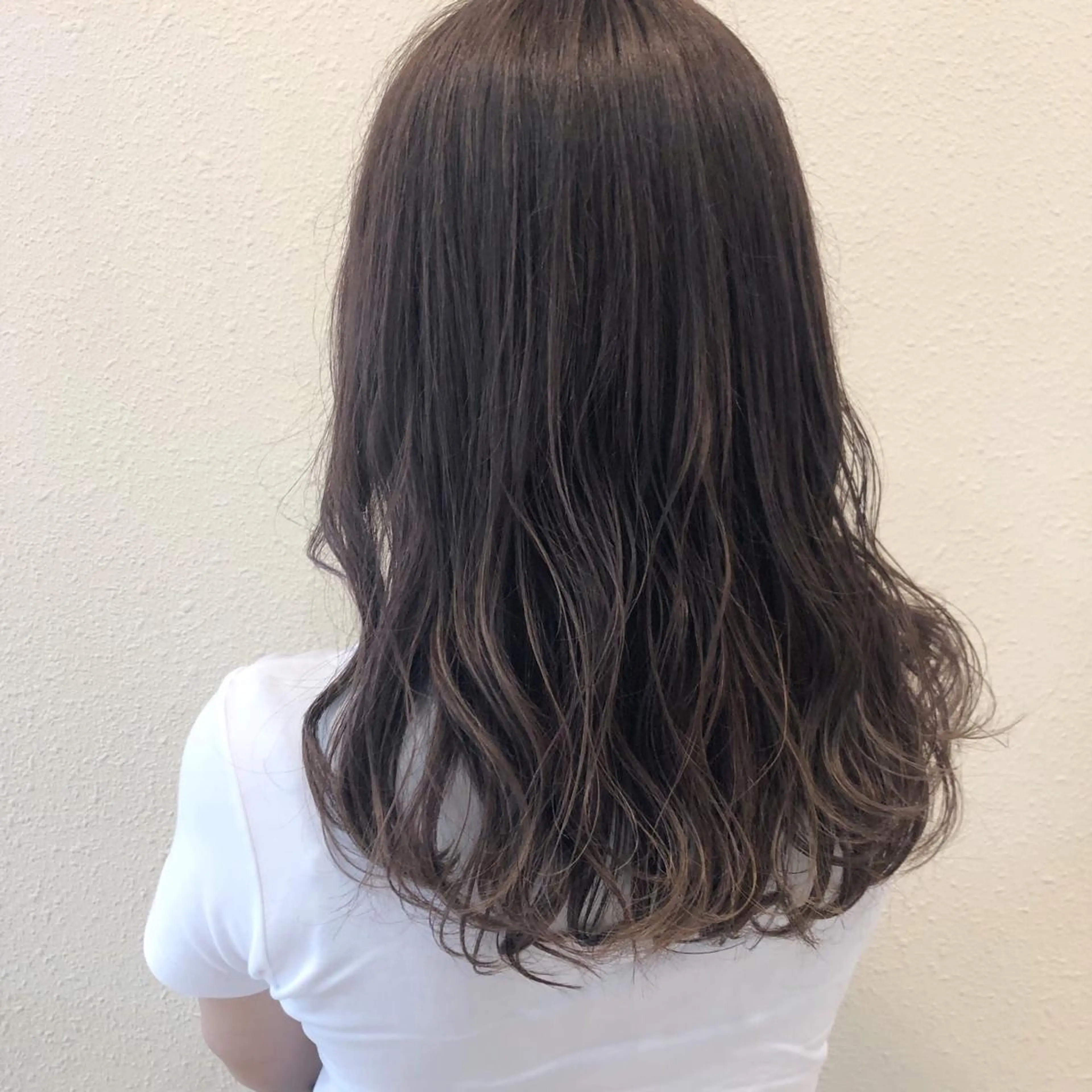 ロング ハイライト 中川 茜里のヘアスタイル