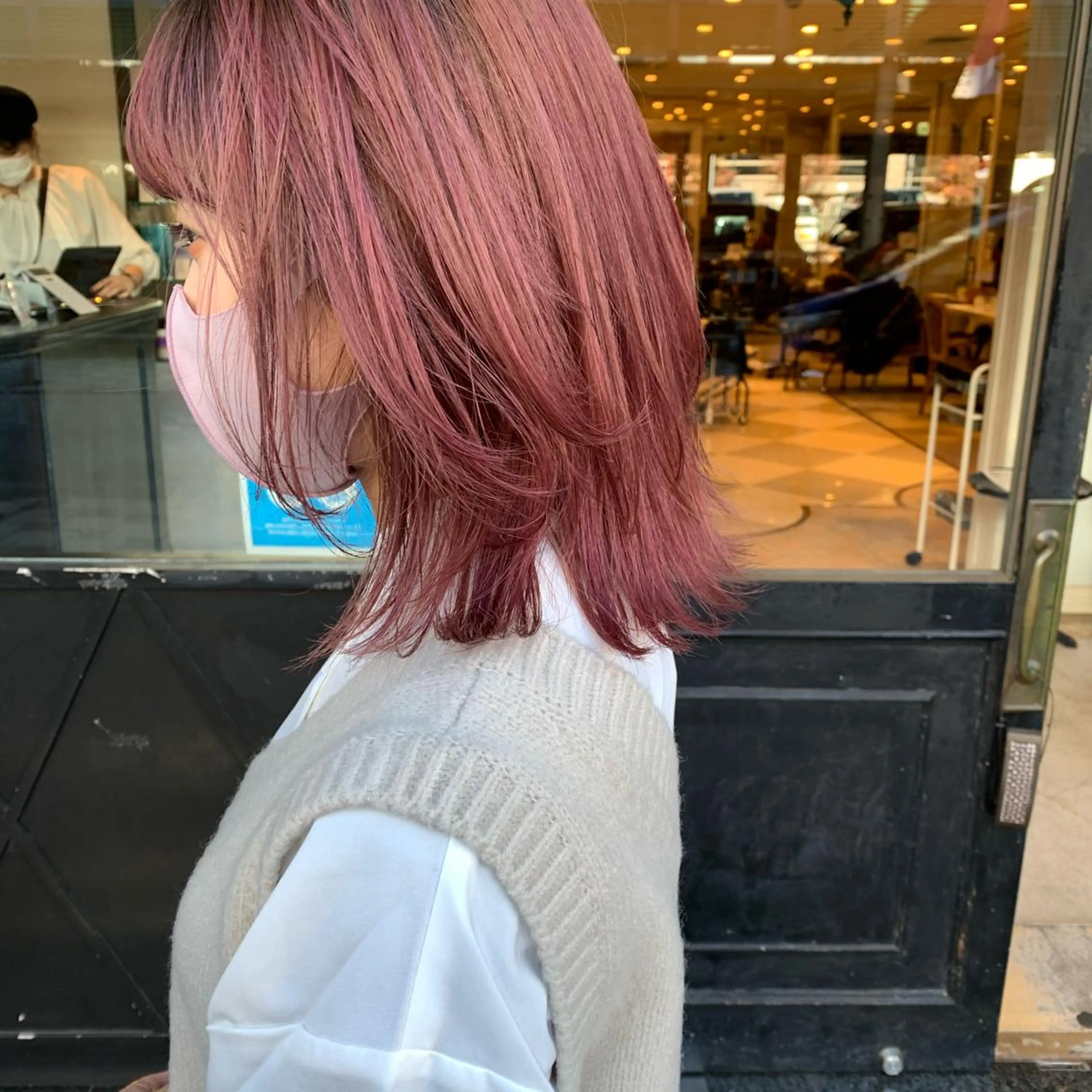 ミディアム カラー SAKINO． ベージュカラーのヘアスタイル