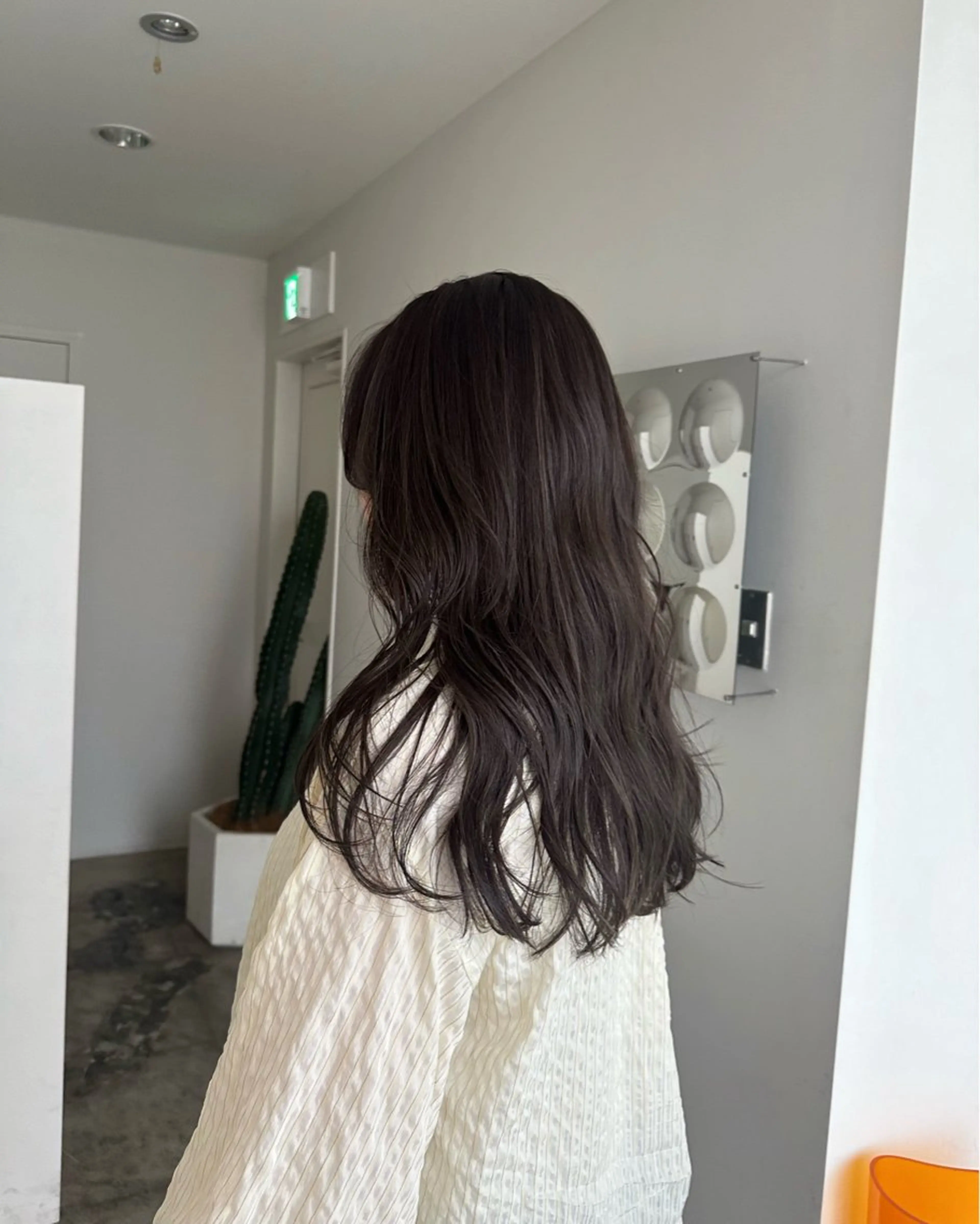 カラー グレージュ ハイライトカラー 透明感カラー/顔周り レイヤー/髪質改善のヘアスタイル