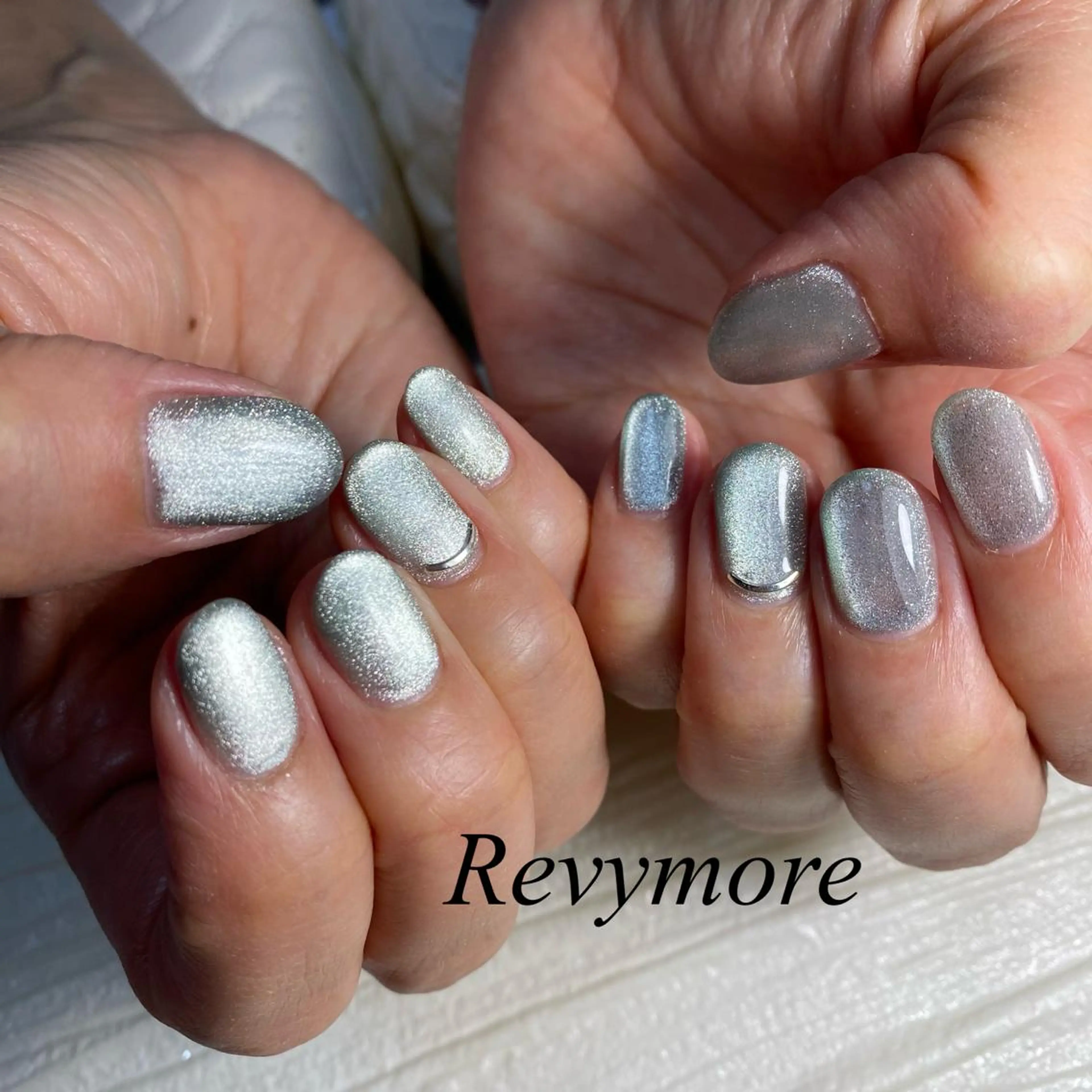 ミディアム ネイル 韓国風ヘア ジェルネイル グリーン キラキラネイル 韓国ネイル nail salon Revymoreのネイルデザイン