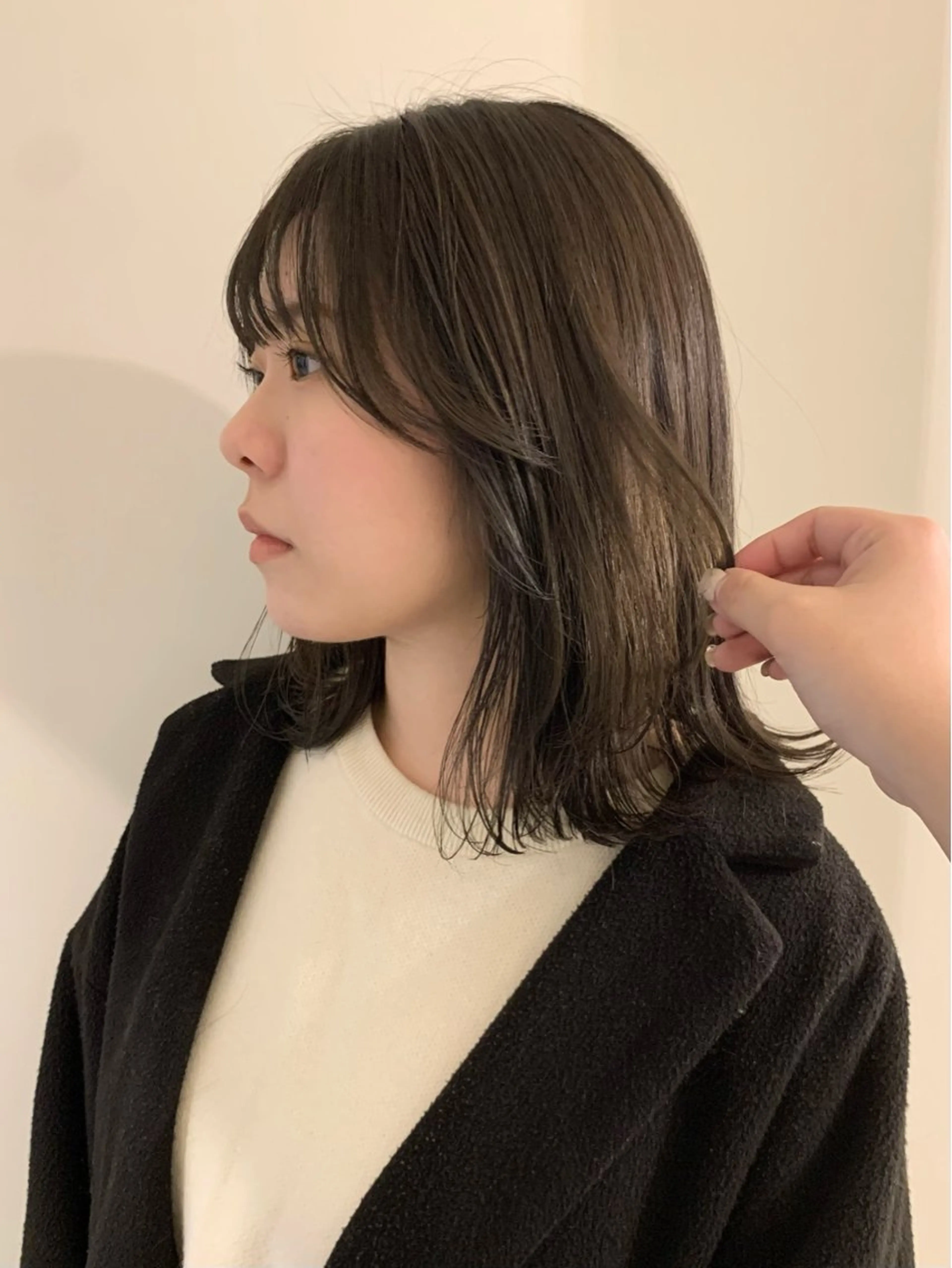 ミディアム カラー ベージュカラー オリーブベージュ レイヤーカット カット ヘアカラー トリートメント 落合希 Olivebeigeのヘアスタイル