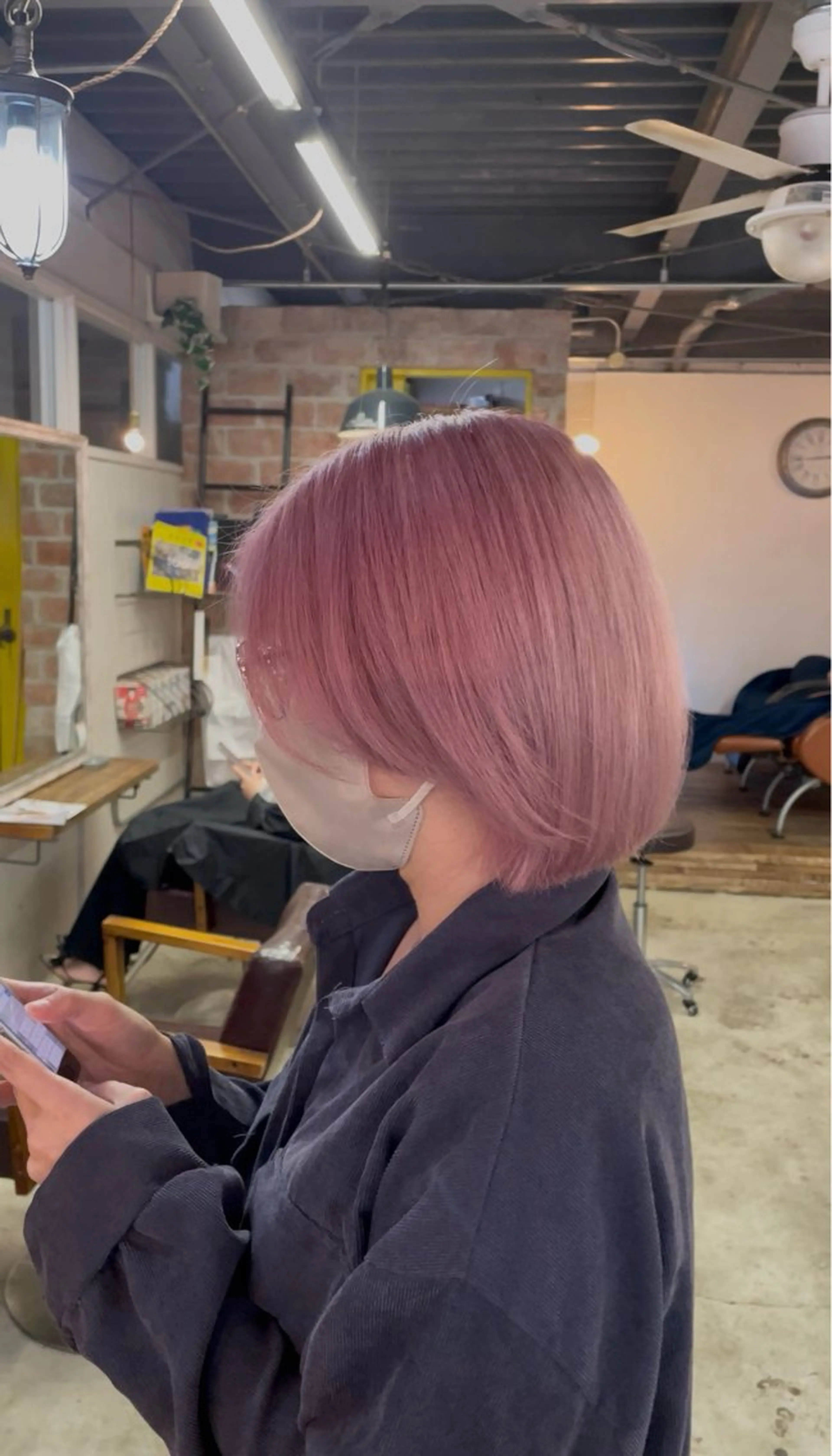 カラー ブリーチ ピンクカラー 岩佐 怜のヘアスタイル