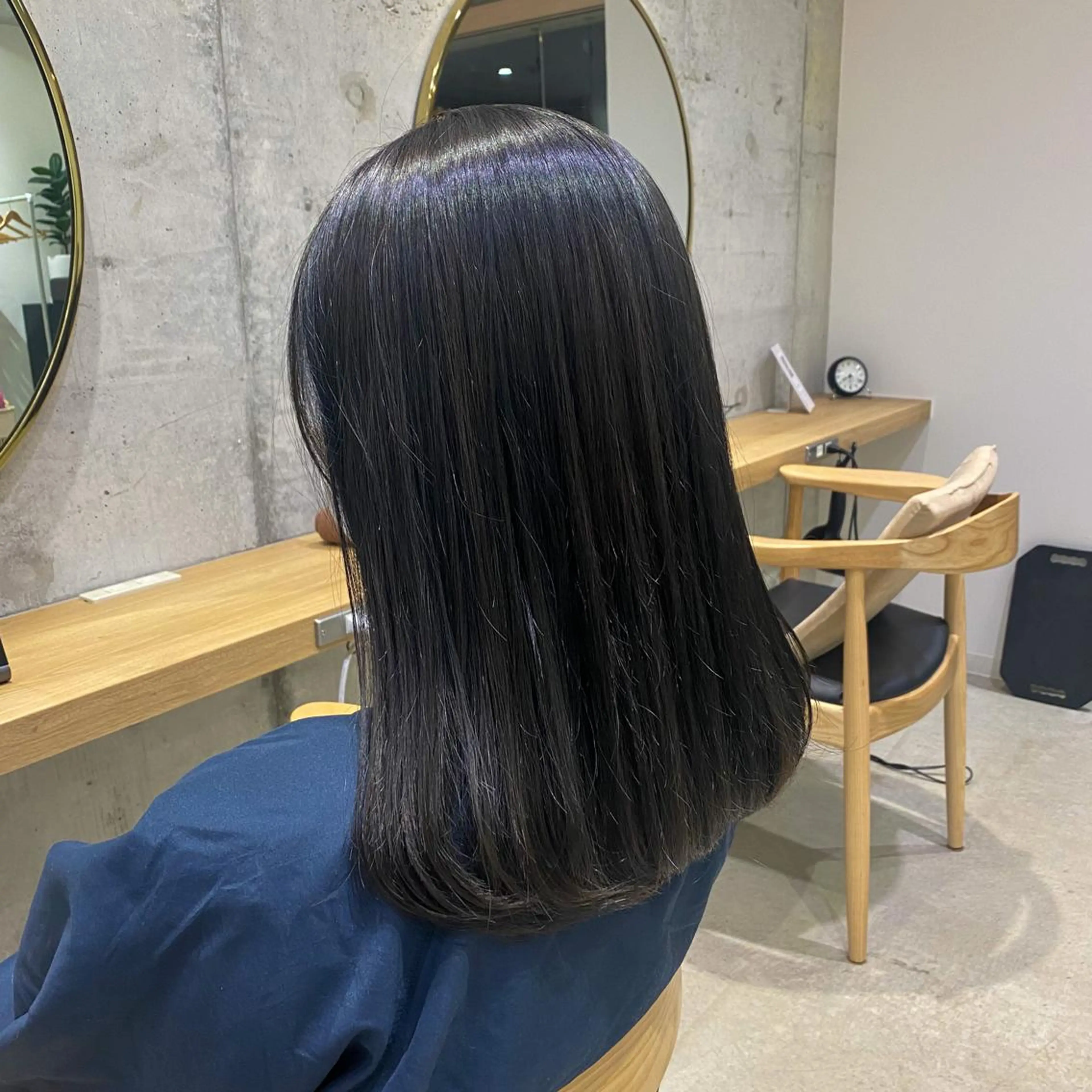 ミディアム カラー 黒髪 ブルーカラー ブルーブラック 透明感カラー fumi🪞血色感 アップ艶カラーのヘアスタイル