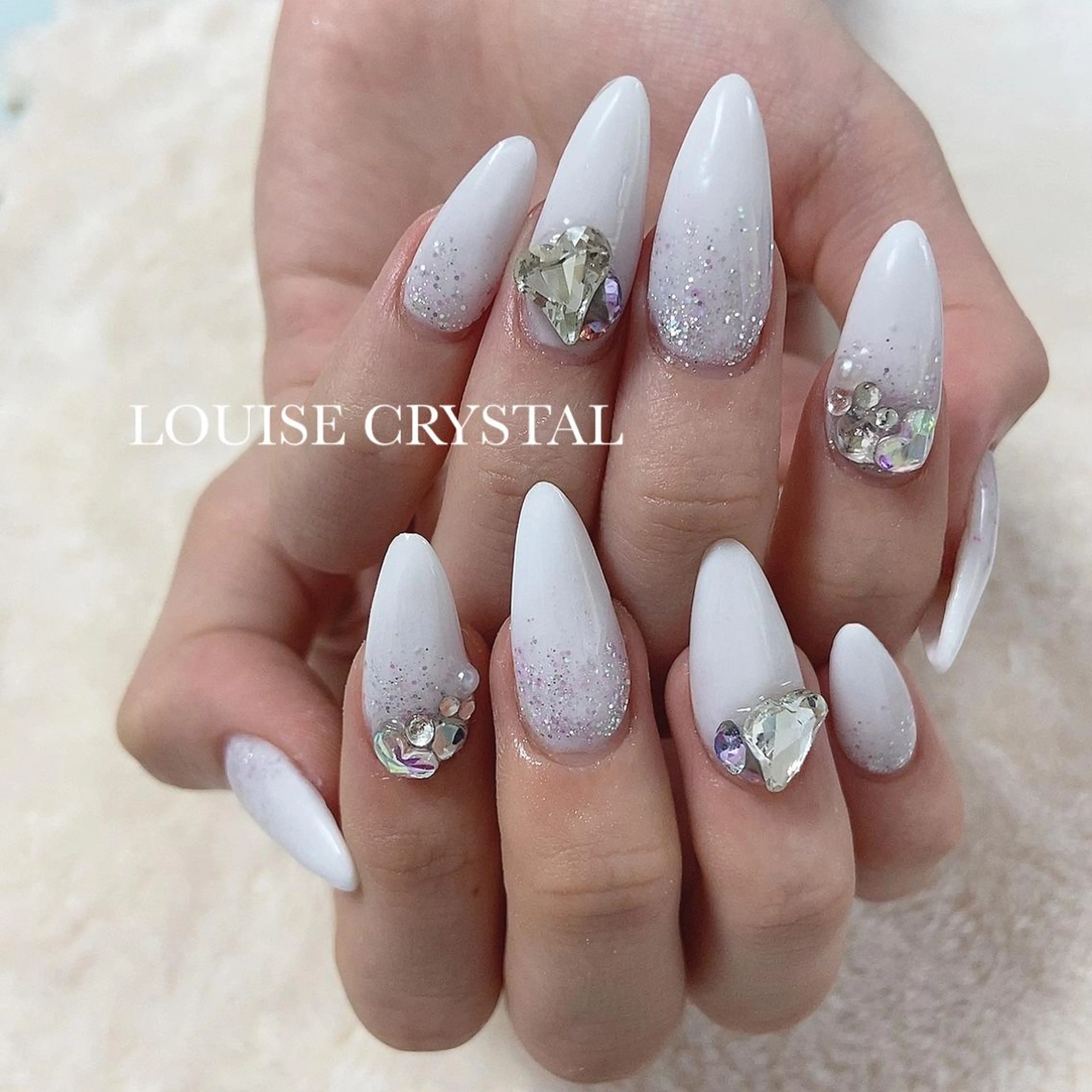 ネイル ハンドネイル LOUISE CRYSTALのネイルデザイン