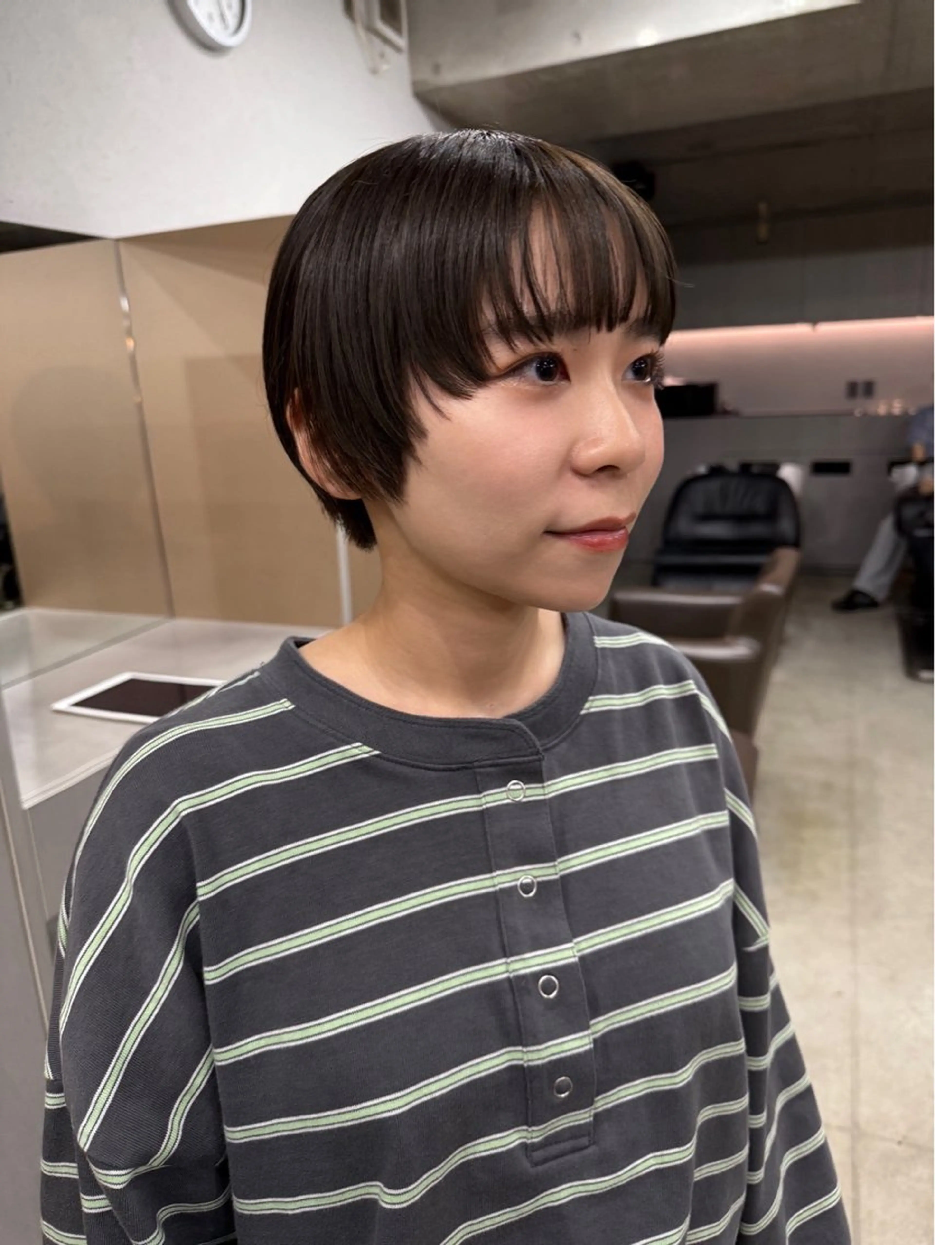 ショート カラー 曲がる縮毛矯正 センターパートのヘアスタイル