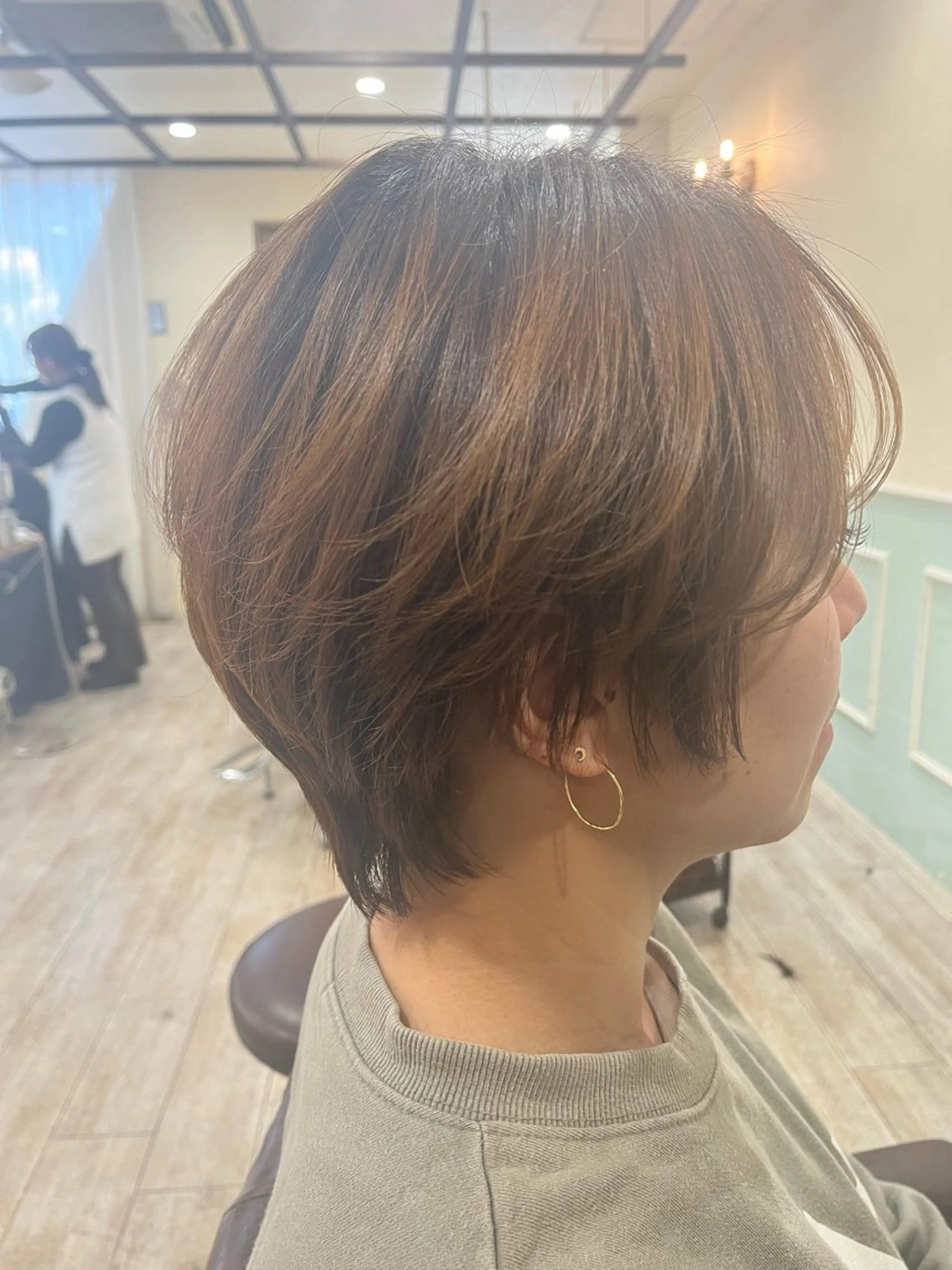 ショート レイヤーカット ショートボブモデル縮 毛艶髪津田パーマのヘアスタイル