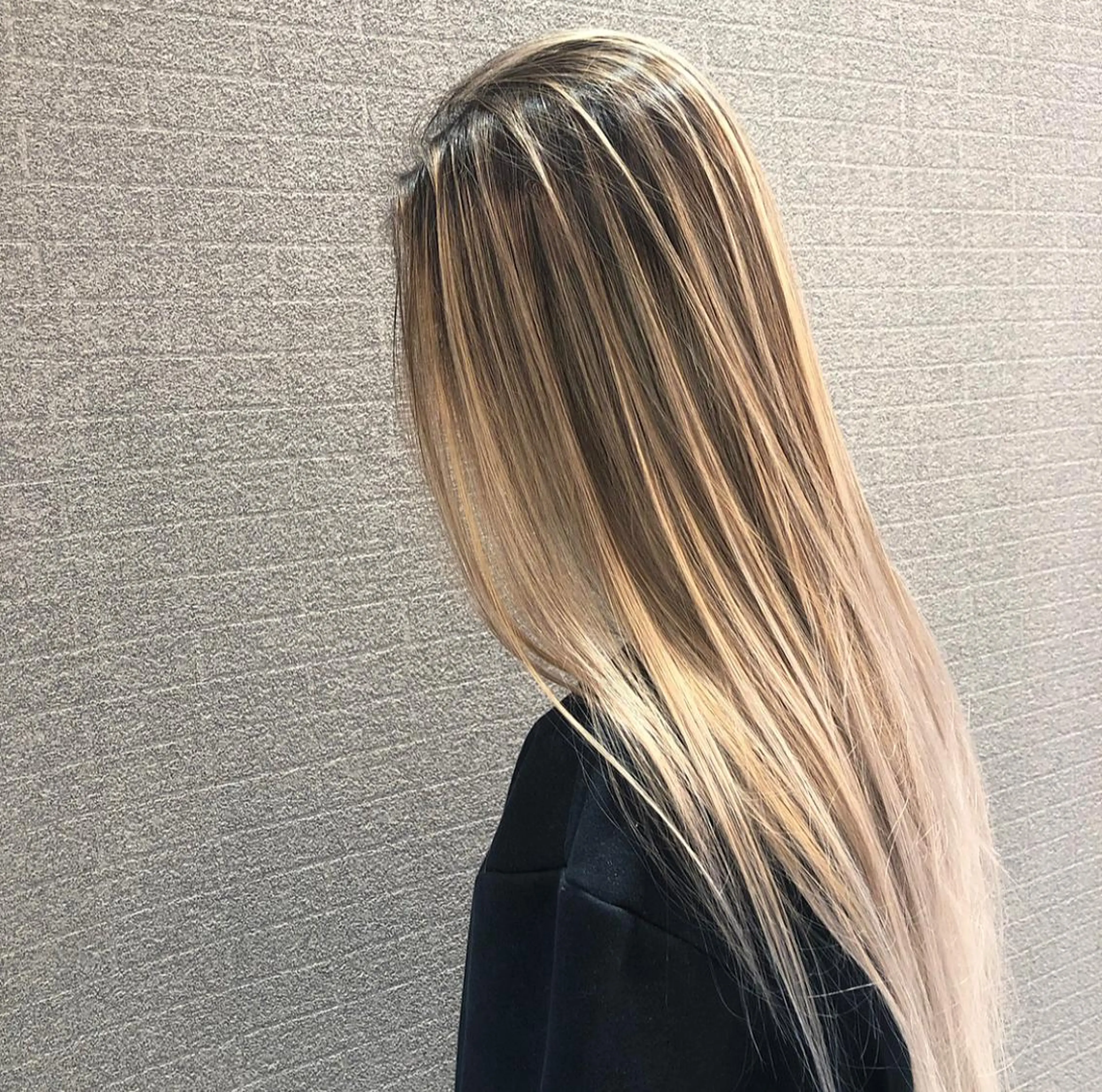 ロング カラー ヘアアレンジ バレイヤージュ ブロンド デザインカラー グラデーションカラー ハイライトカラー アンドウ ユウ/ レイヤーカット/韓国のヘアスタイル
