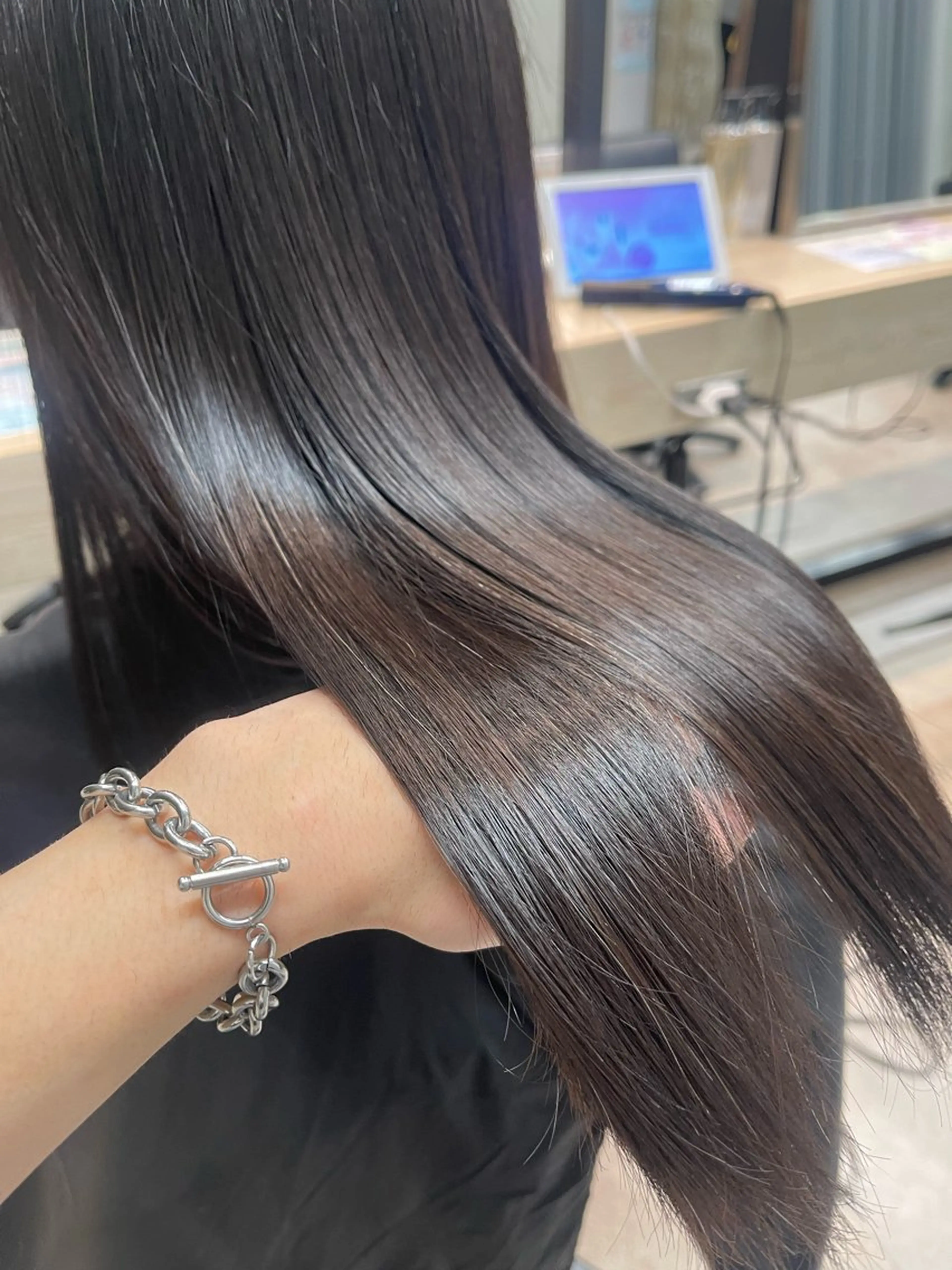 ロング 𝑴𝑰𝑨🎀赤髪 /ピンク/髪質改善のヘアスタイル