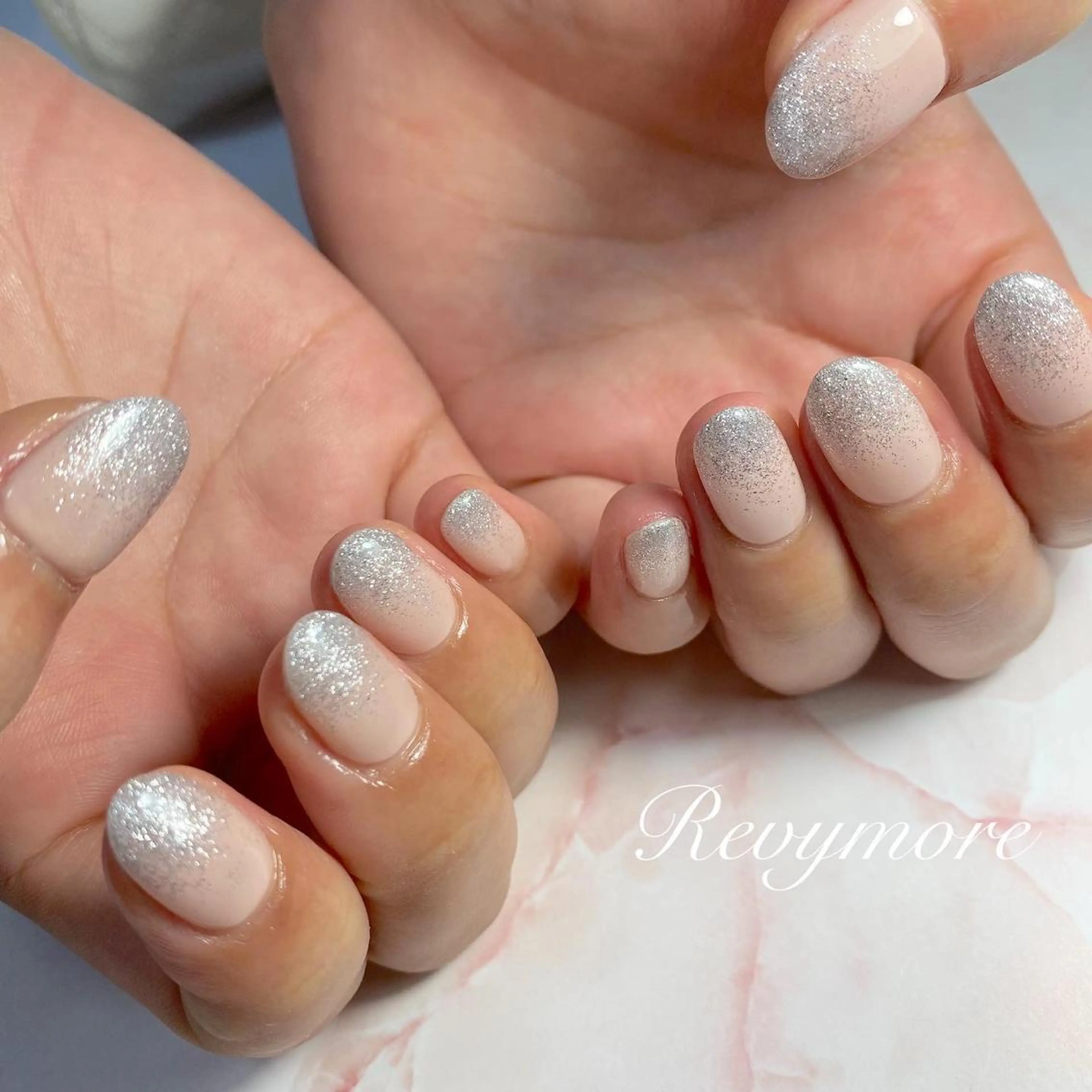 ミディアム ネイル 韓国風ヘア ジェルネイル グラデーション キラキラネイル 韓国ネイル nail salon Revymoreのネイルデザイン