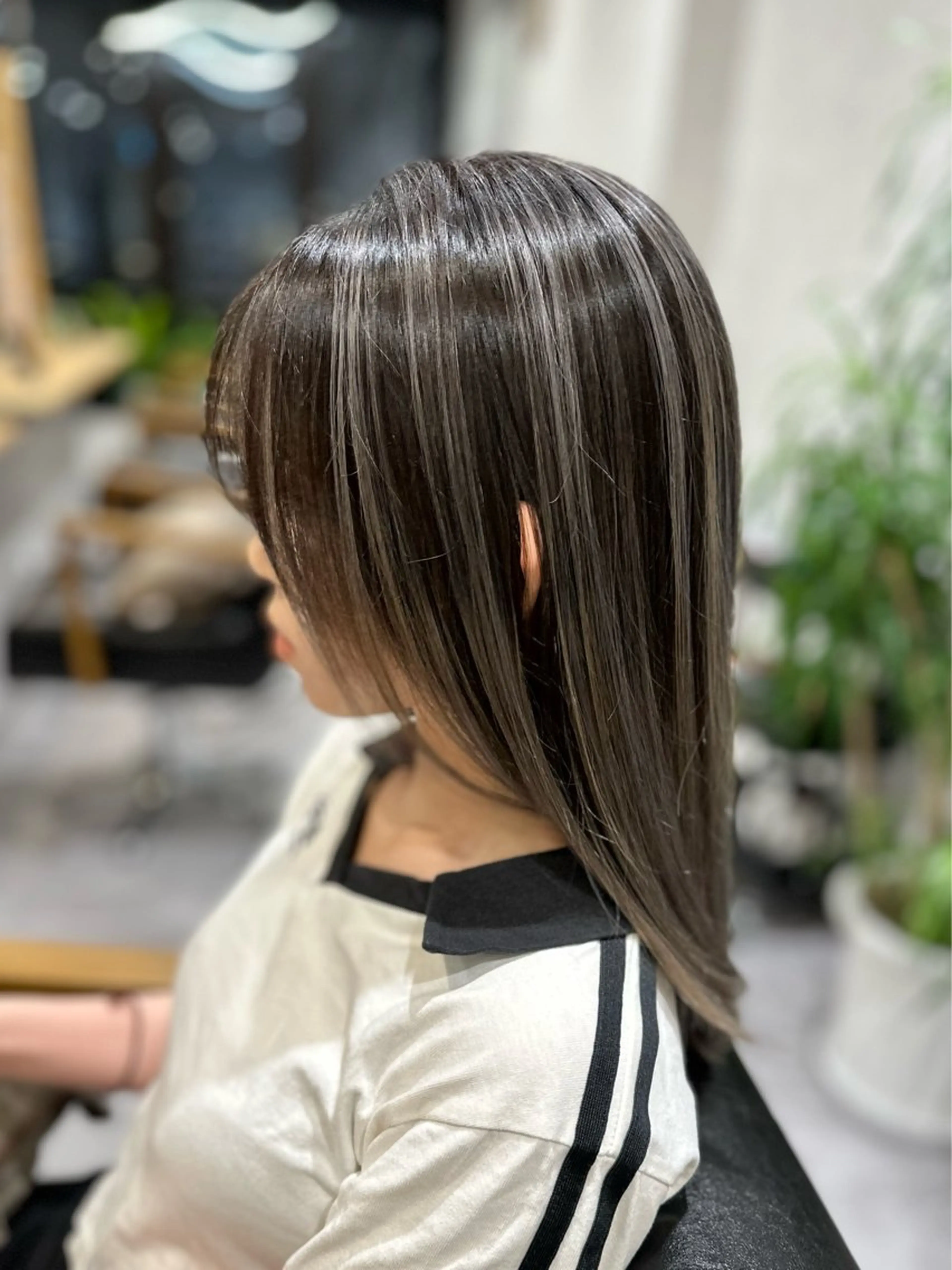 セミロング ハイライト アダチ コウスケのヘアスタイル