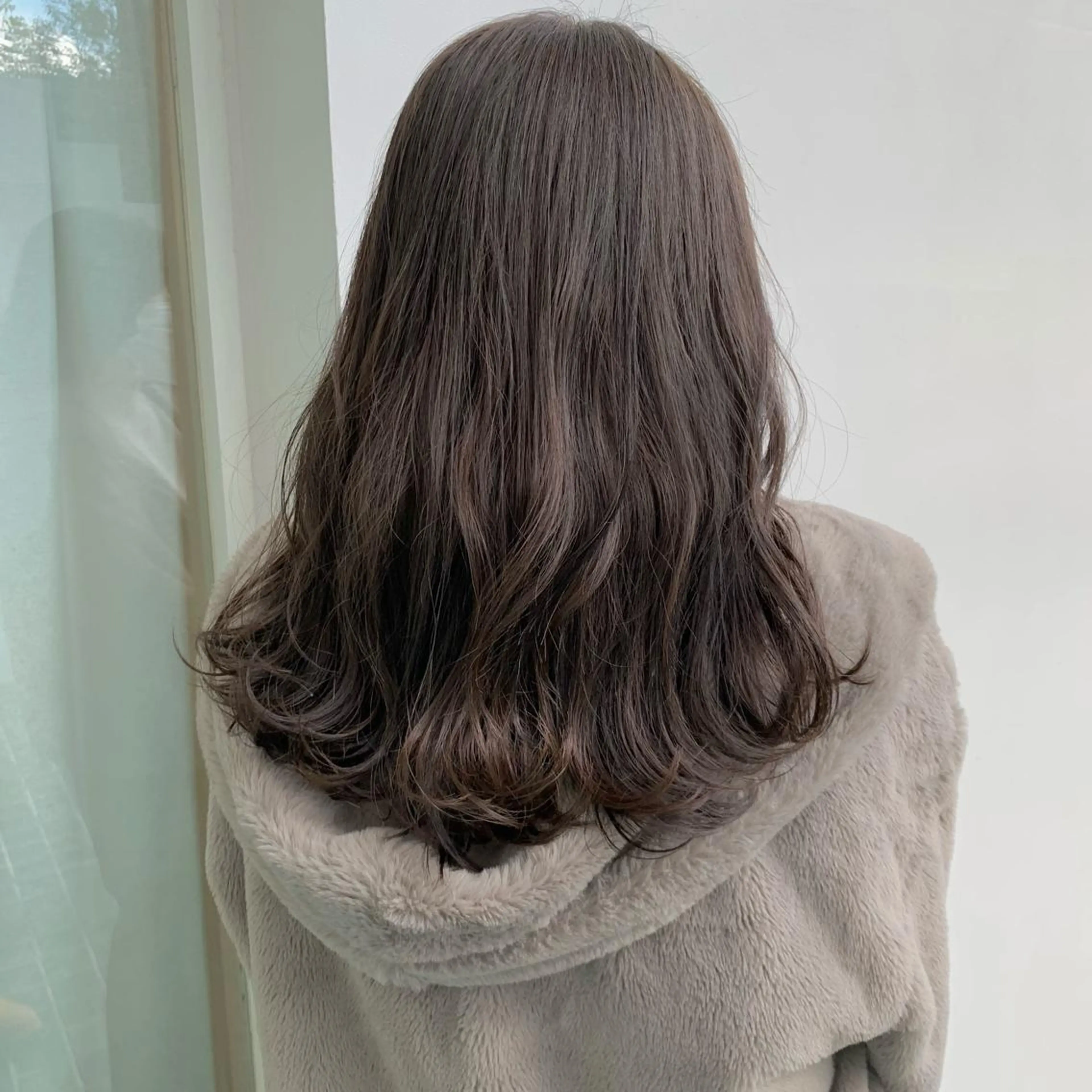 ロング カラー ベージュカラー ブリーチ イヤリングカラー グレージュ ハイライトカラー マンツーマン×半個室 まちだきょうすけのヘアスタイル