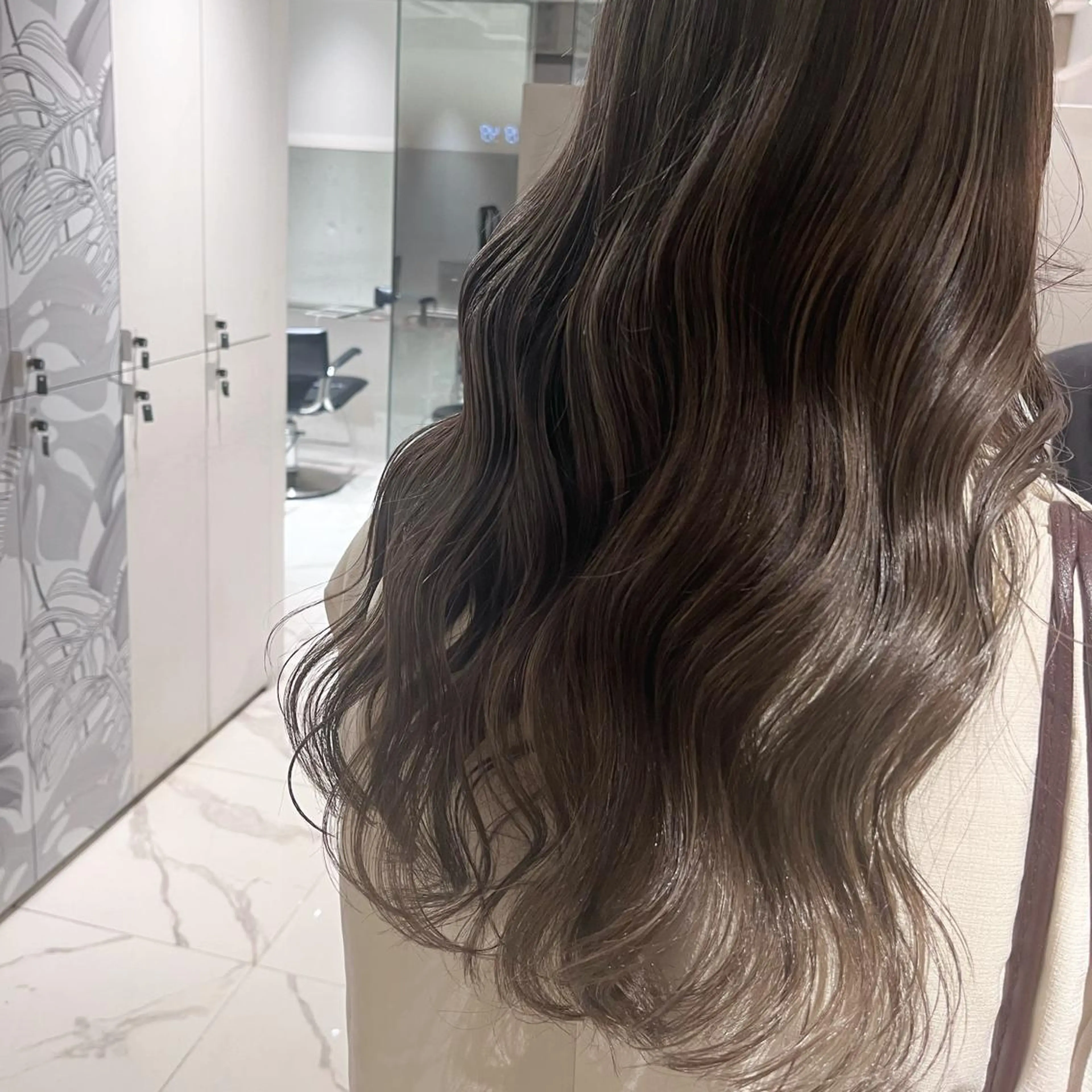 ロング カラー ベージュカラー ブリーチ ダブルカラー グレージュ ハイライトカラー ヘアカラー トリートメント ヘッドスパ ヘアセット カジュアルを女っぽく 𝗮𝘆𝗮𝗰𝗼のヘアスタイル