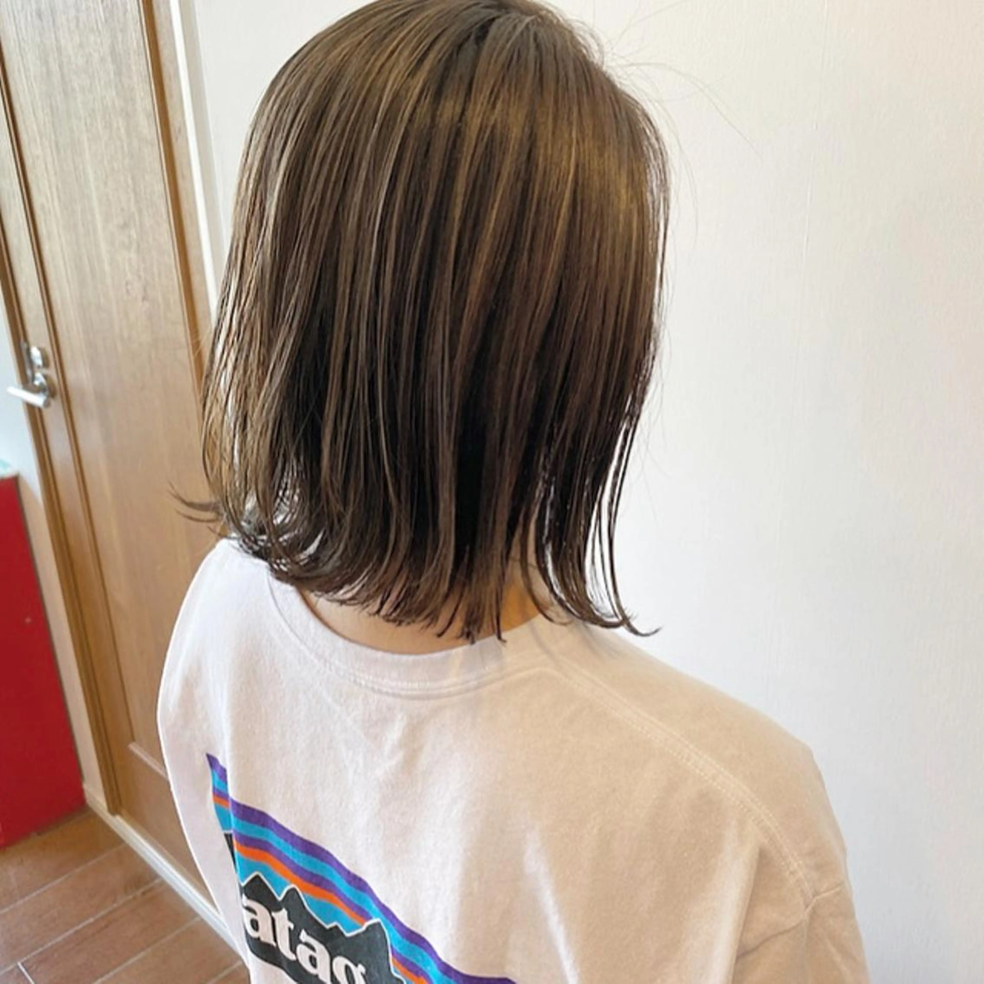 ミディアム カラー アッシュ 外ハネヘア カット ヘアカラー トリートメント 鈴木 翔梧のヘアスタイル