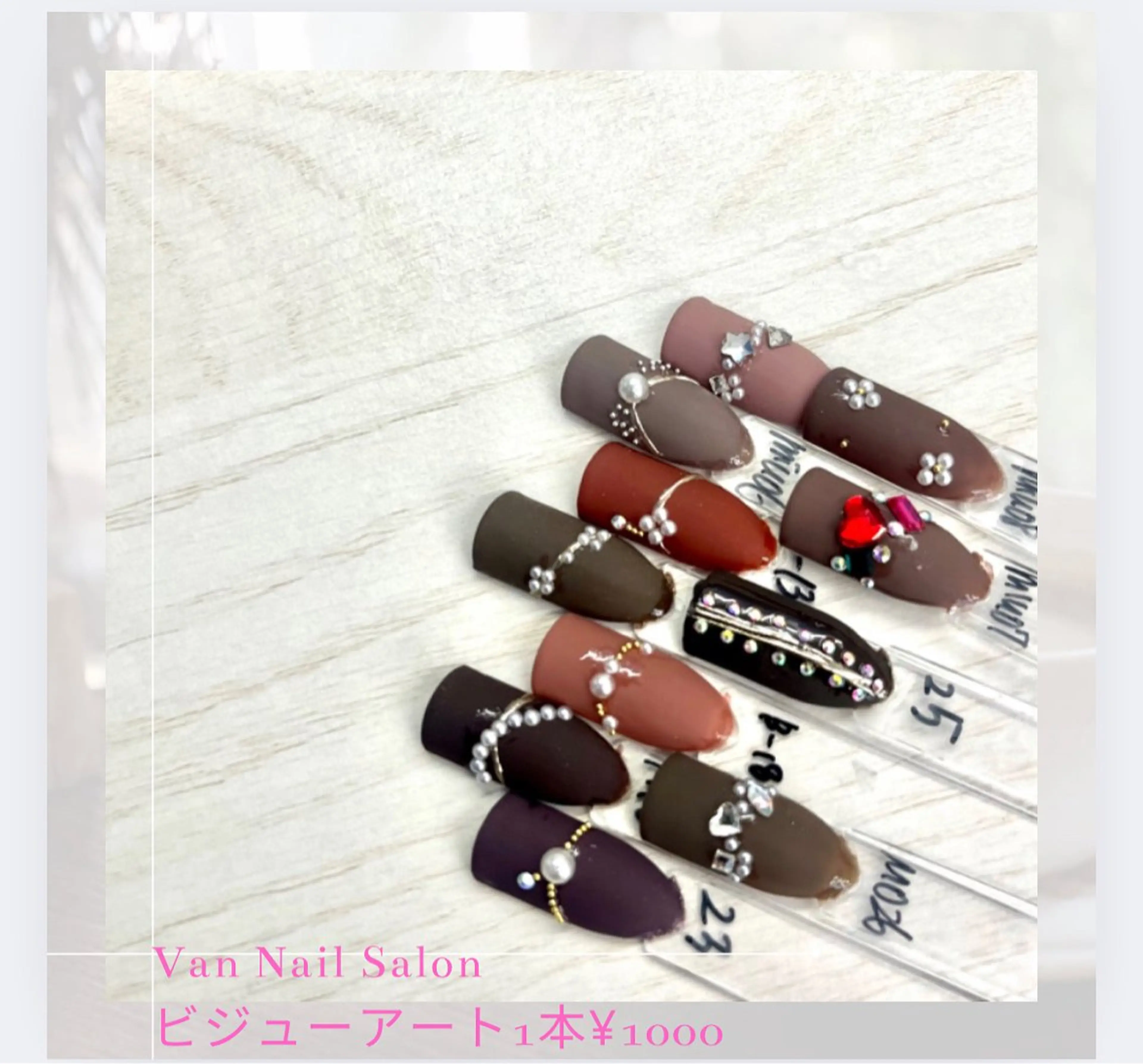 ネイル ストーンネイル Van Nail Salonのネイルデザイン