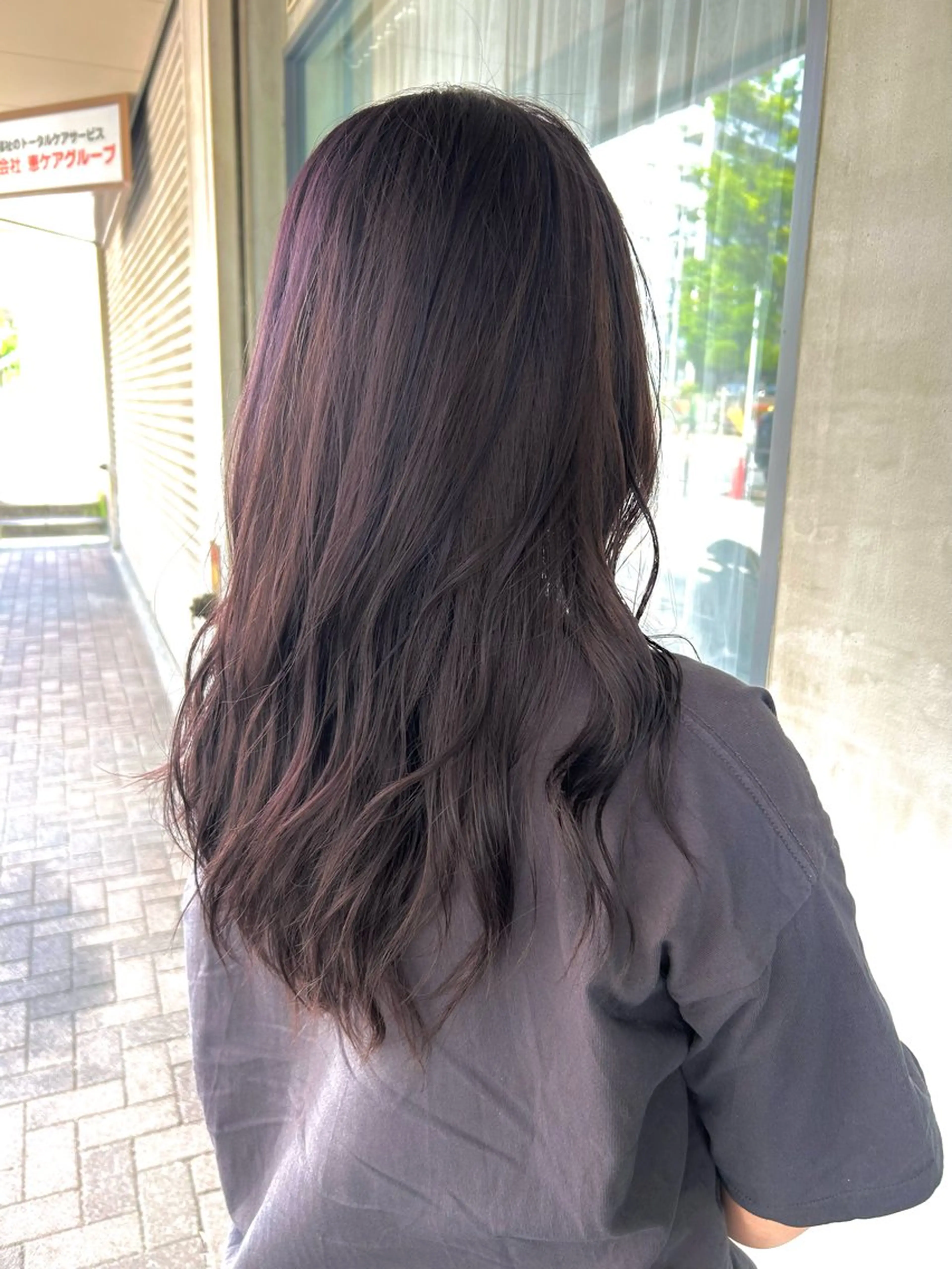ロング ラベンダーベージュ 阪本 美紀のヘアスタイル