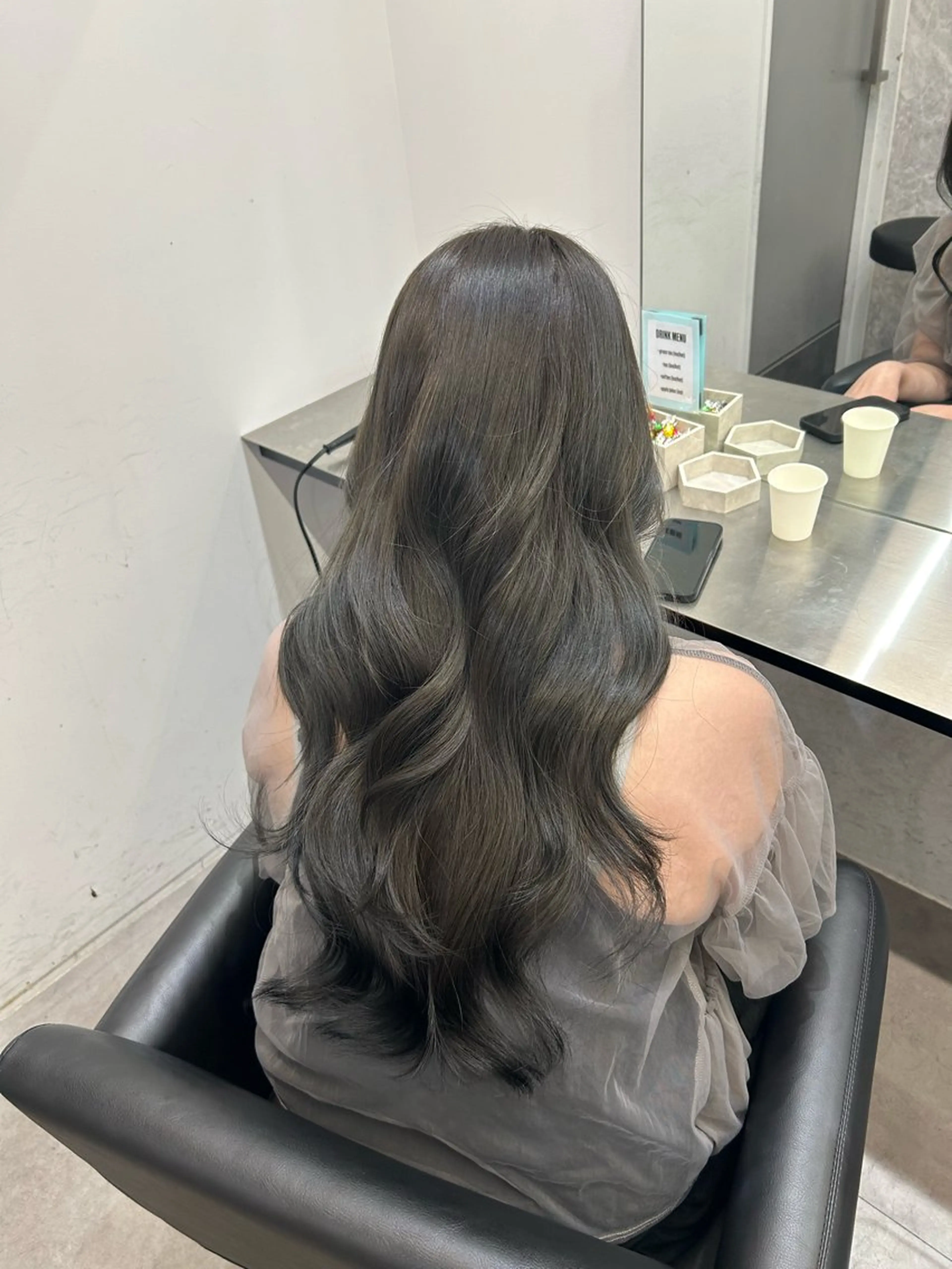 ロング カラー 透明感カラー グレージュ オリーブグレージュ オリーブグレー ヘアカラー トリートメント Core　山下 このはのヘアスタイル