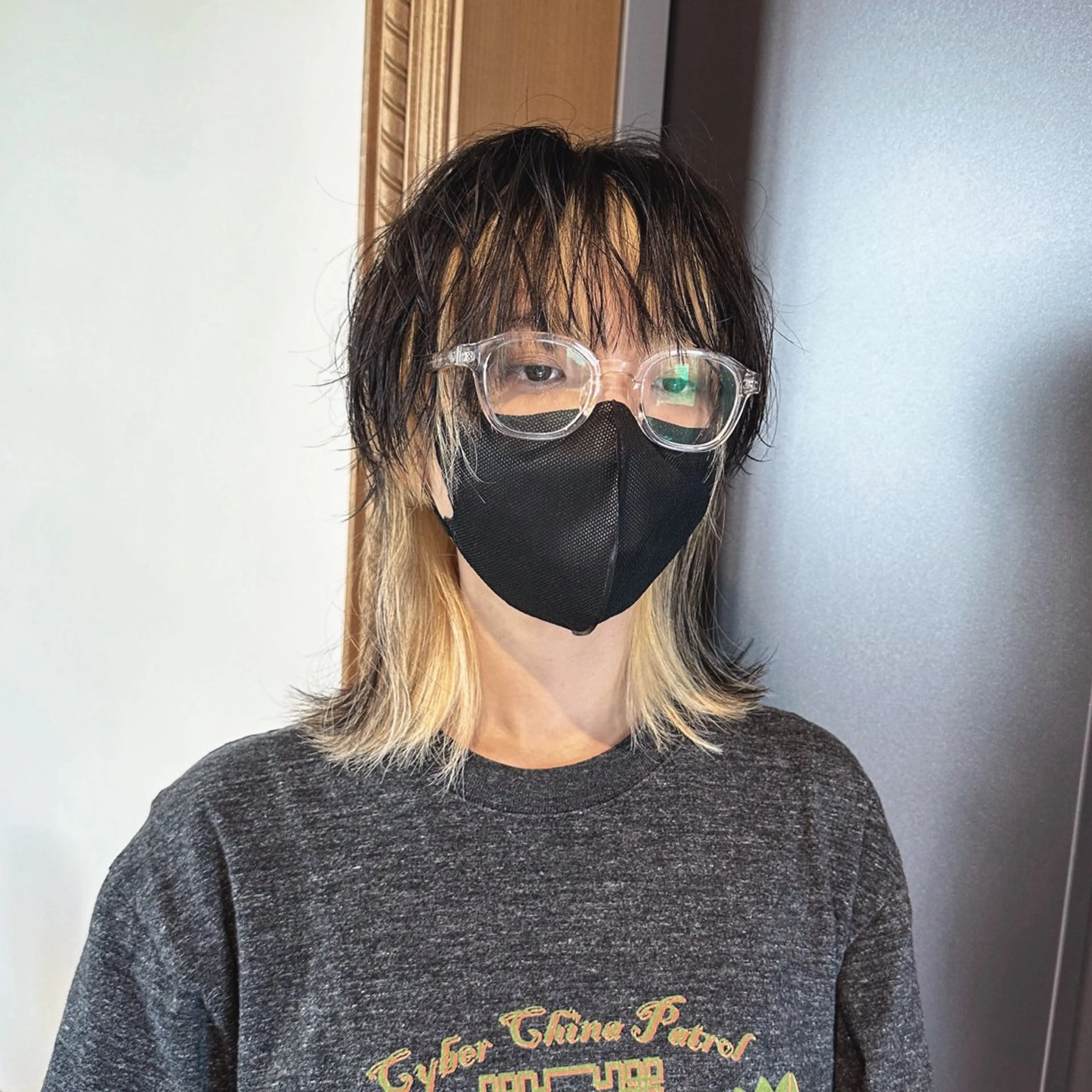 ミディアム カラー デザインカラー ハイトーンカラー ボブ くびれヘア 顔まわりレイヤー 大阪ウルフカット ハッシュカットのヘアスタイル