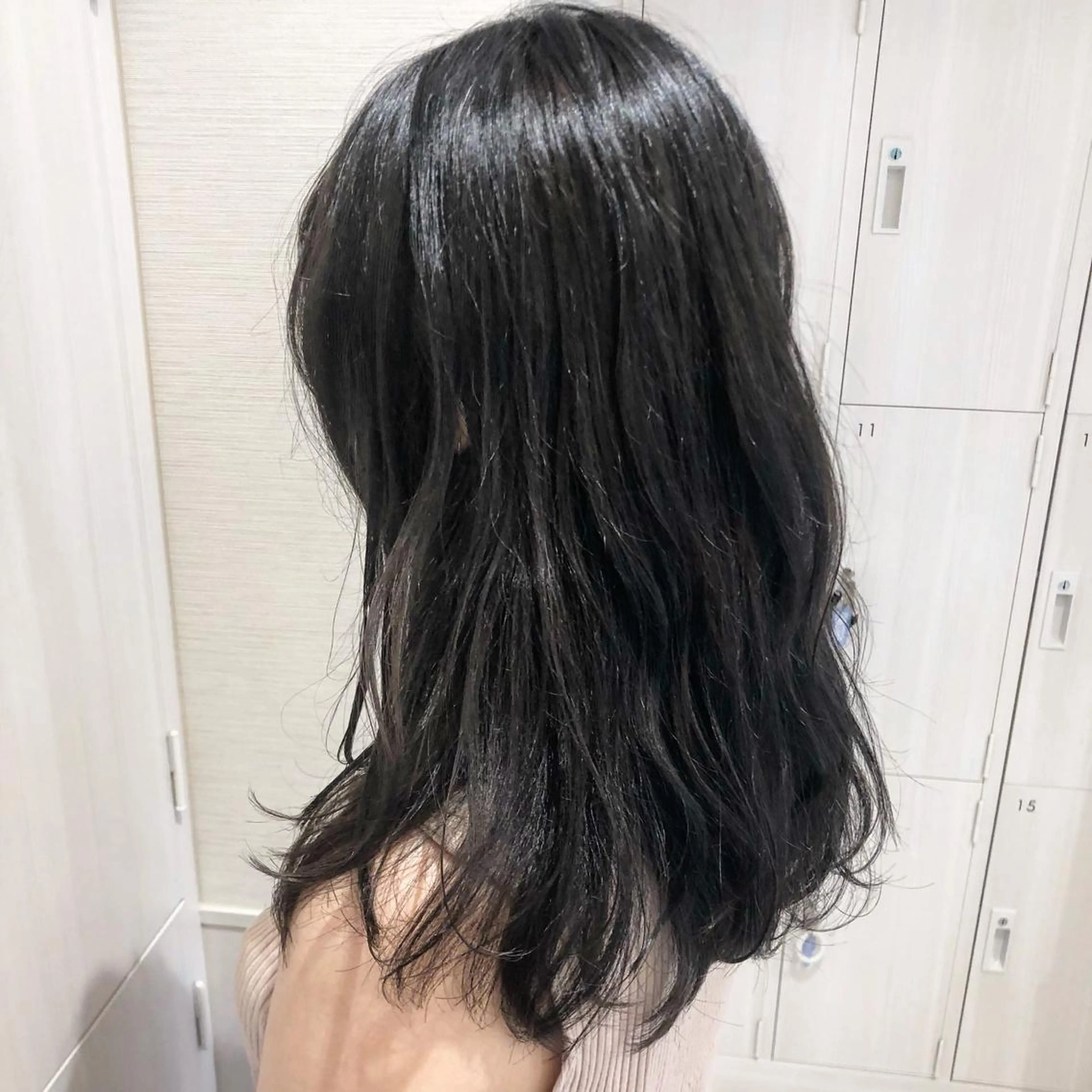 ロング カラー アディクシーカラー アッシュ バレイヤージュ ブルーカラー ブルージュ 三鷹で1番ショート ボブをカットする新谷のヘアスタイル