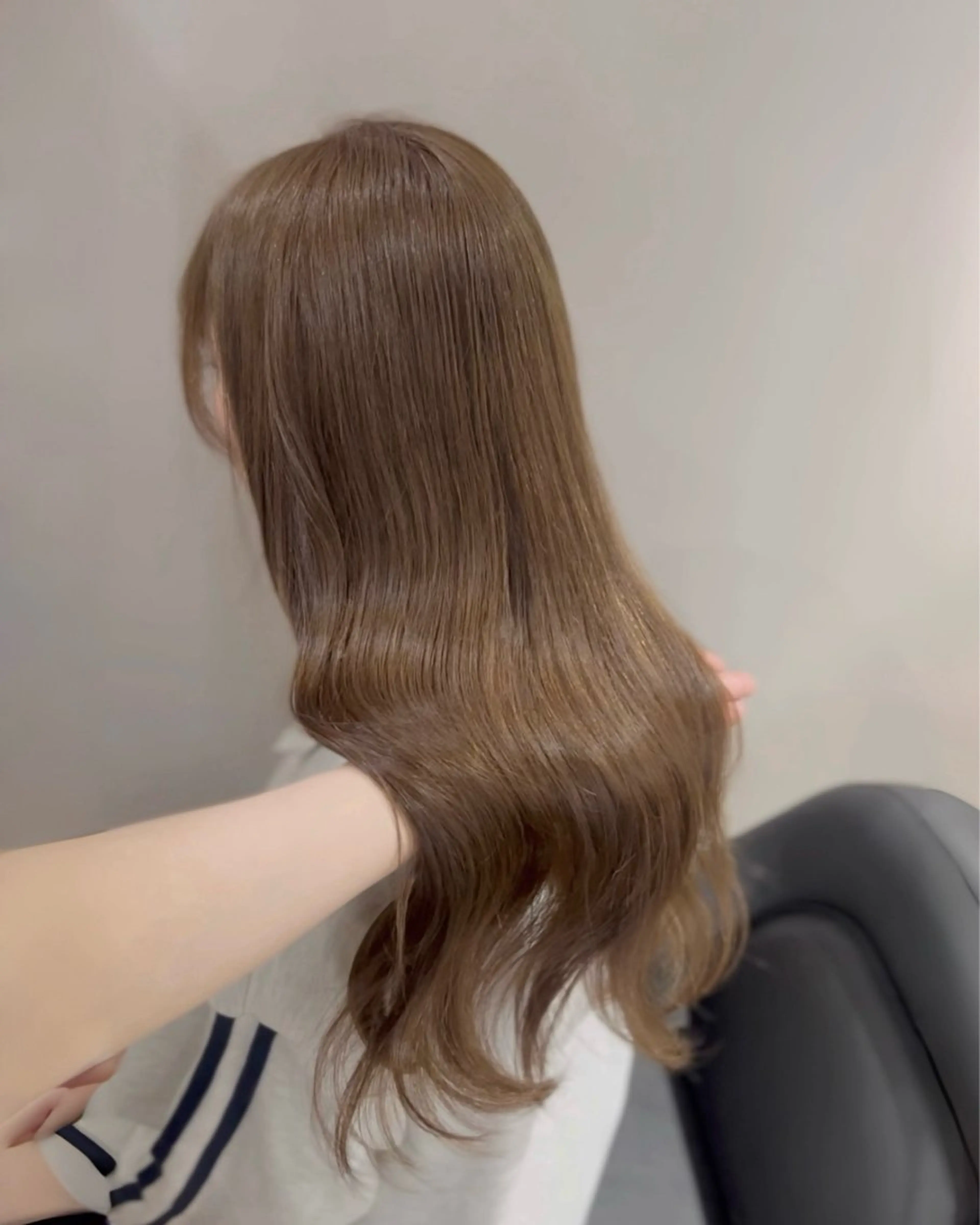 ロング カラー パーマ アッシュ アッシュグレー アッシュグレージュ ベージュカラー ブリーチ カット ヘアカラー トリートメント akira｜ 透明感ベージュ｜梅田のヘアスタイル