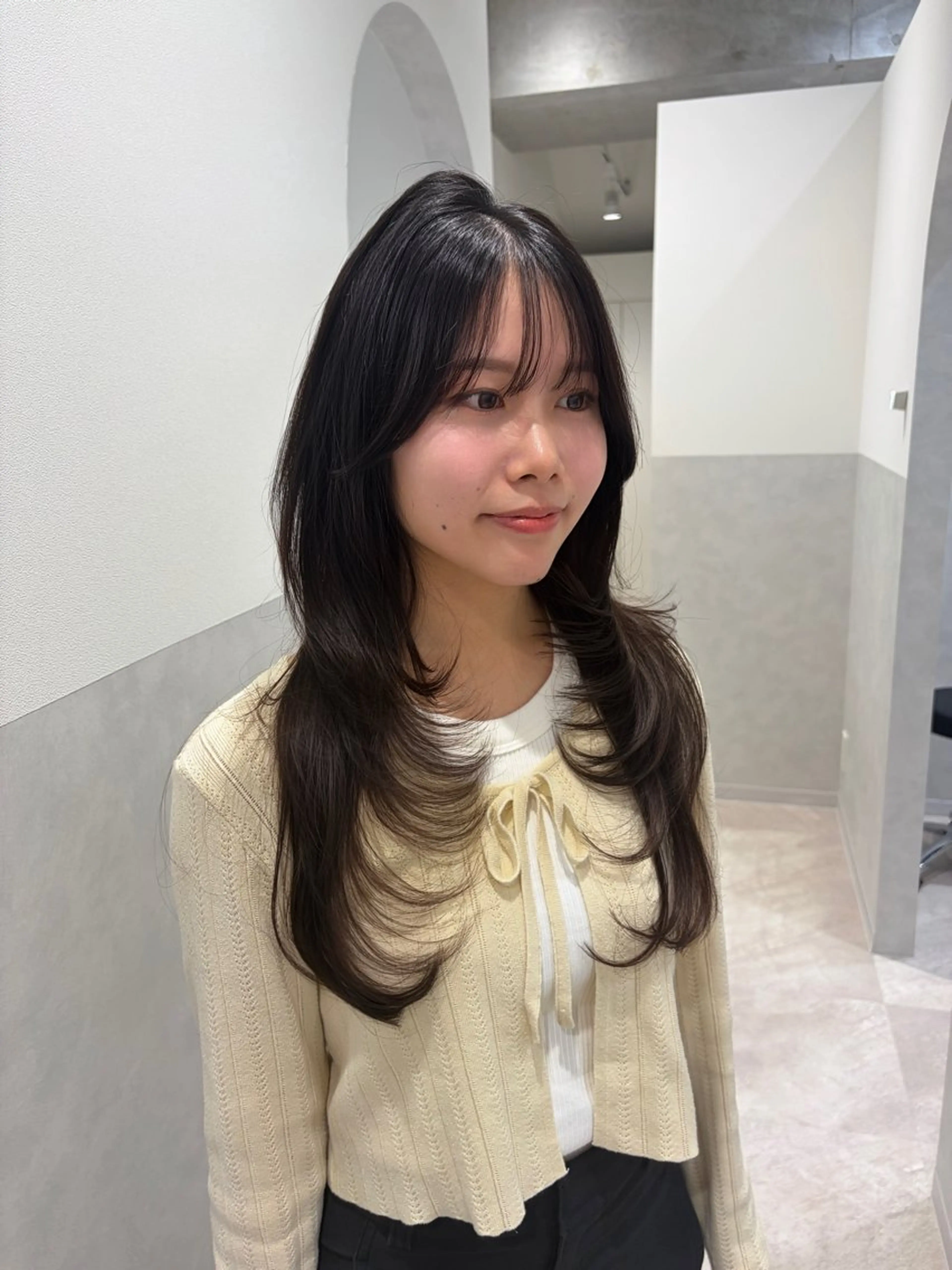 セミロング カット ヘアカラー トリートメント AYANO ／レイヤー／オリーブのヘアスタイル